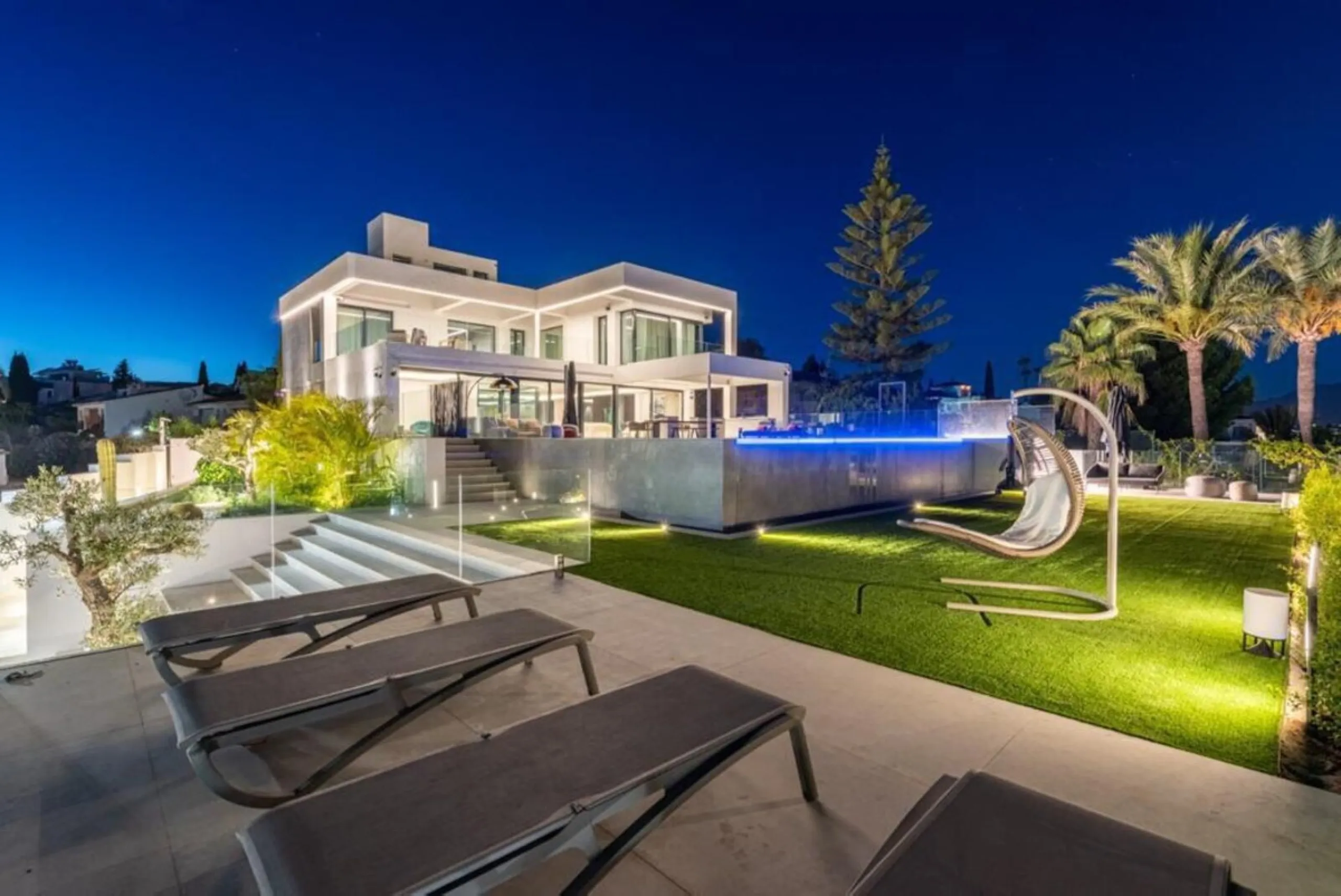 **Luxurious 6-Bedroom Villa with Panoramic Sea Views in El Paraiso**