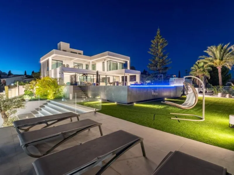 **Luxurious 6-Bedroom Villa with Panoramic Sea Views in El Paraiso**