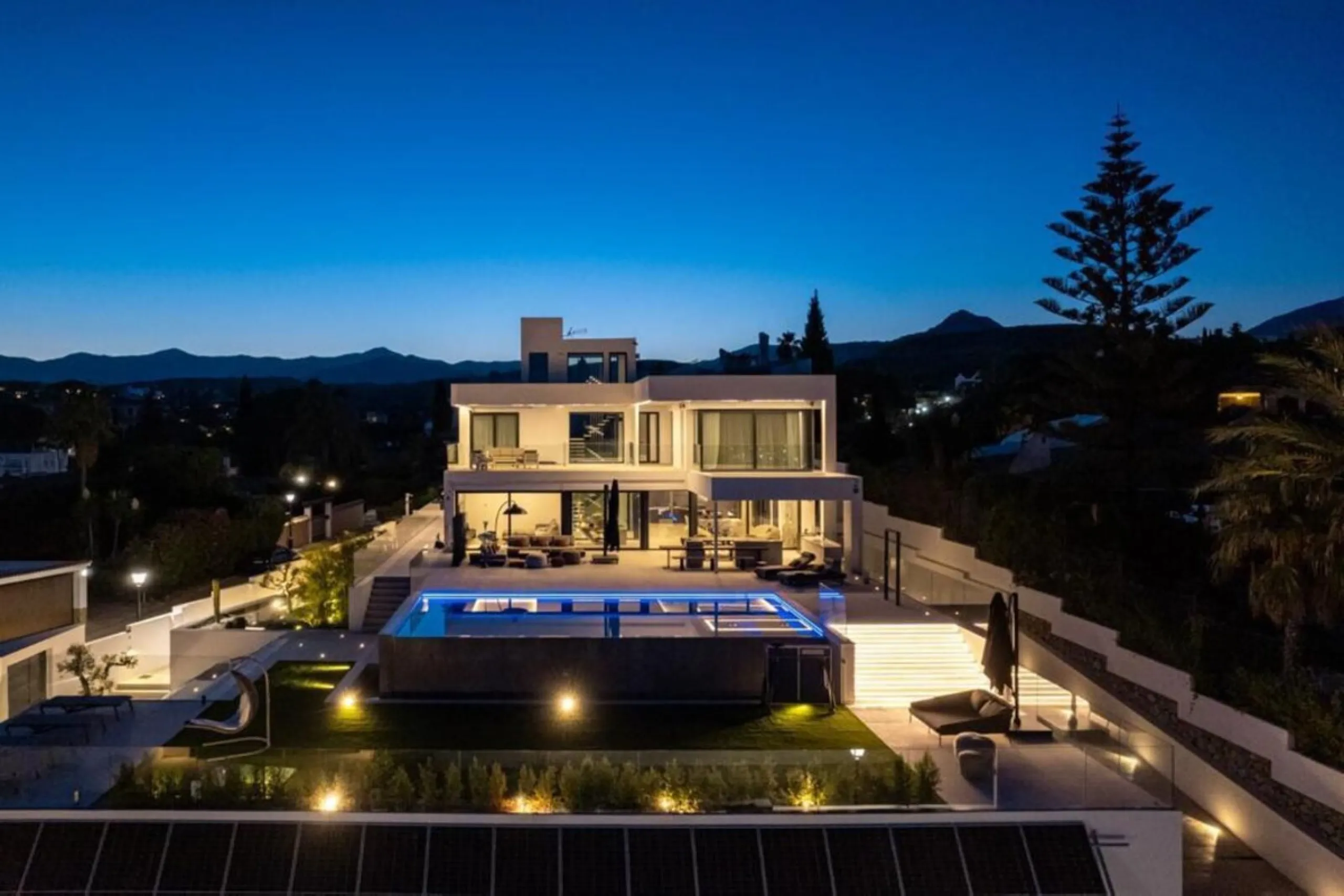 **Luxurious 6-Bedroom Villa with Panoramic Sea Views in El Paraiso**
