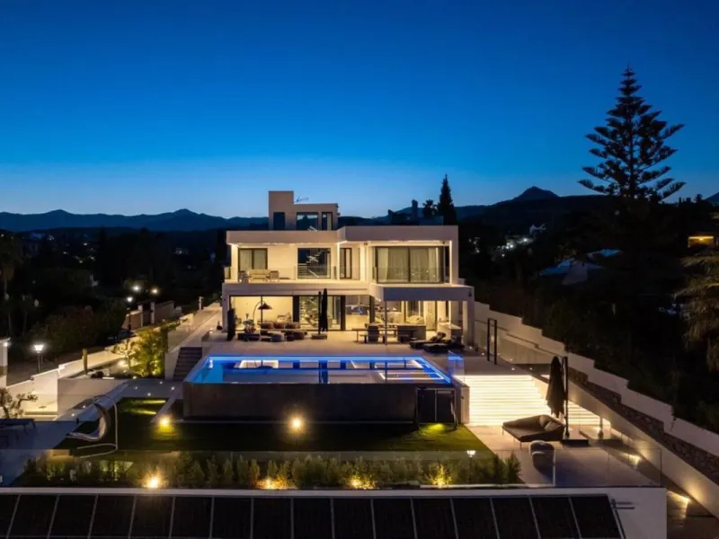 **Luxurious 6-Bedroom Villa with Panoramic Sea Views in El Paraiso**
