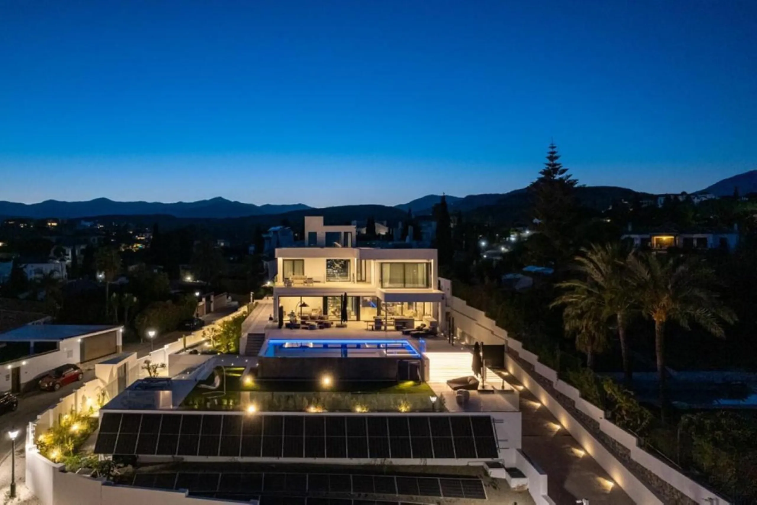 **Luxurious 6-Bedroom Villa with Panoramic Sea Views in El Paraiso**