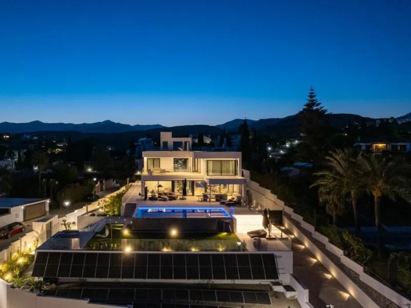 **Luxurious 6-Bedroom Villa with Panoramic Sea Views in El Paraiso**