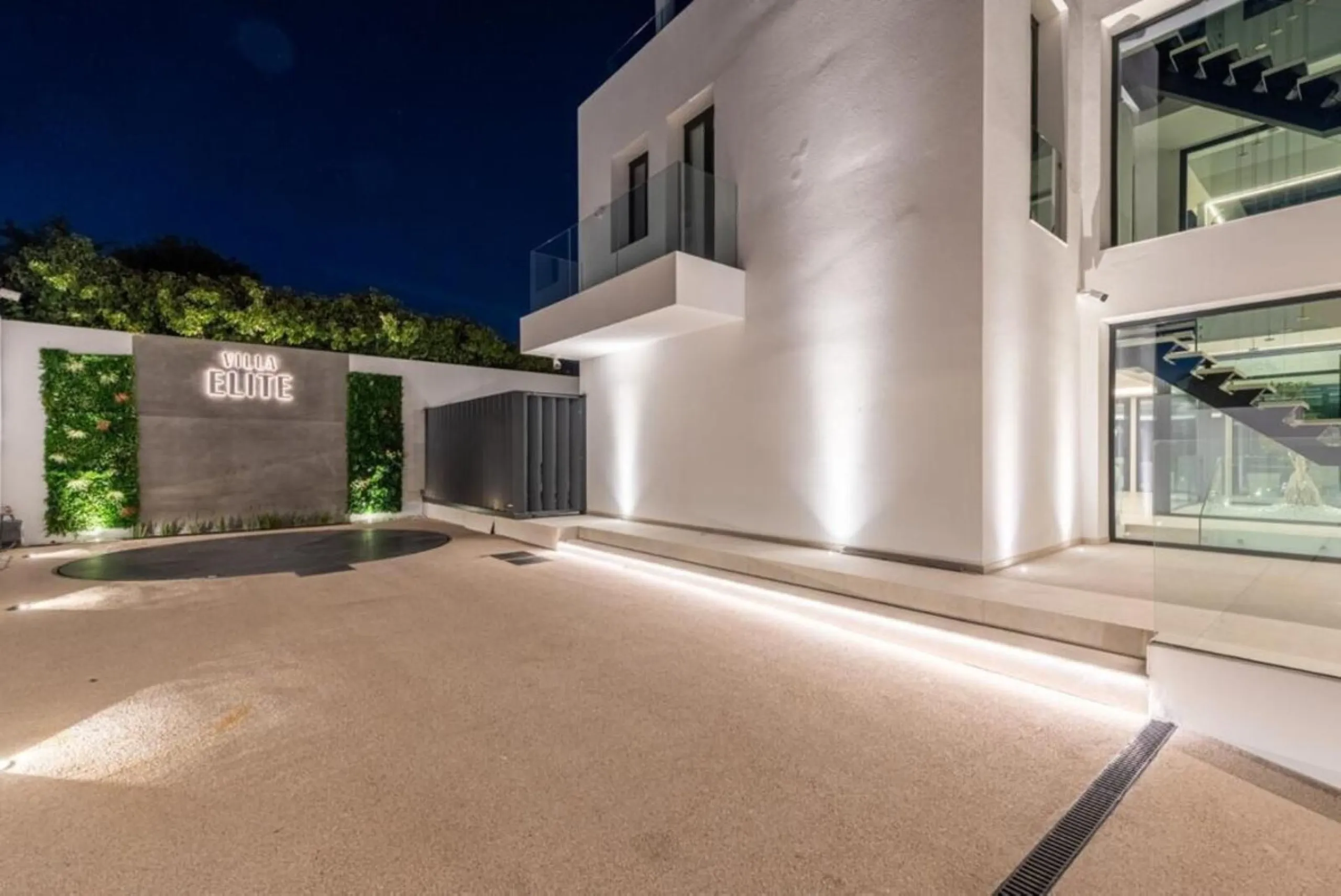 **Luxurious 6-Bedroom Villa with Panoramic Sea Views in El Paraiso**