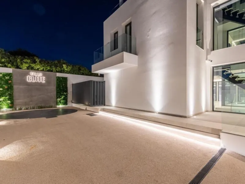 **Luxurious 6-Bedroom Villa with Panoramic Sea Views in El Paraiso**