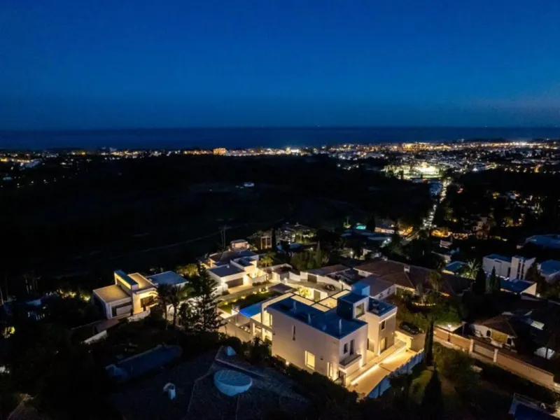 **Luxurious 6-Bedroom Villa with Panoramic Sea Views in El Paraiso**