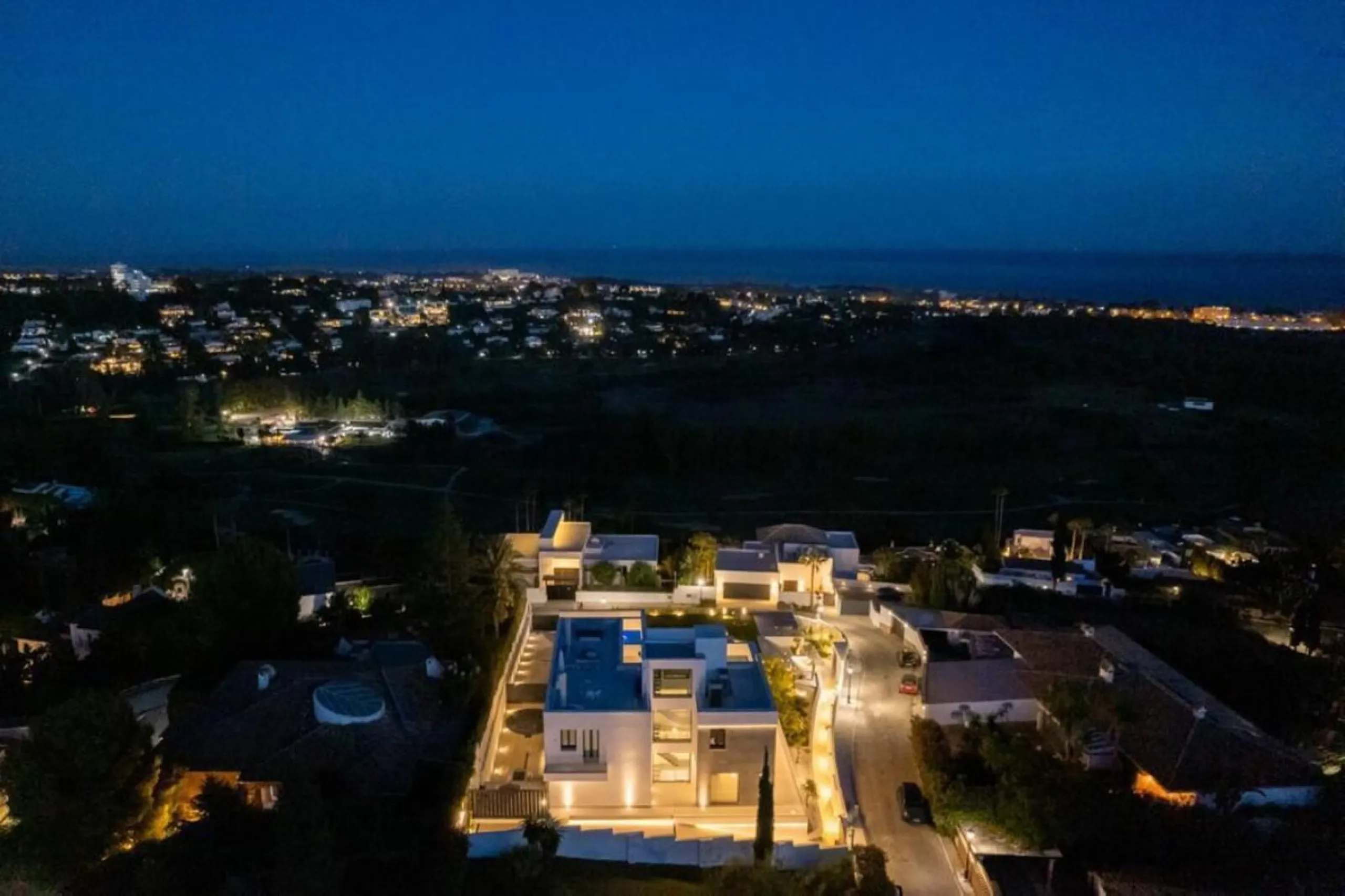 **Luxurious 6-Bedroom Villa with Panoramic Sea Views in El Paraiso**