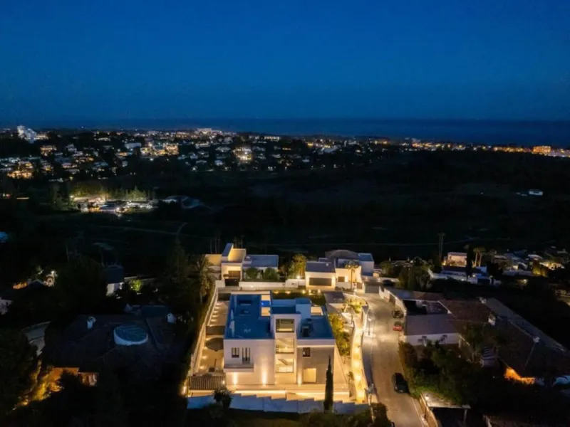 **Luxurious 6-Bedroom Villa with Panoramic Sea Views in El Paraiso**