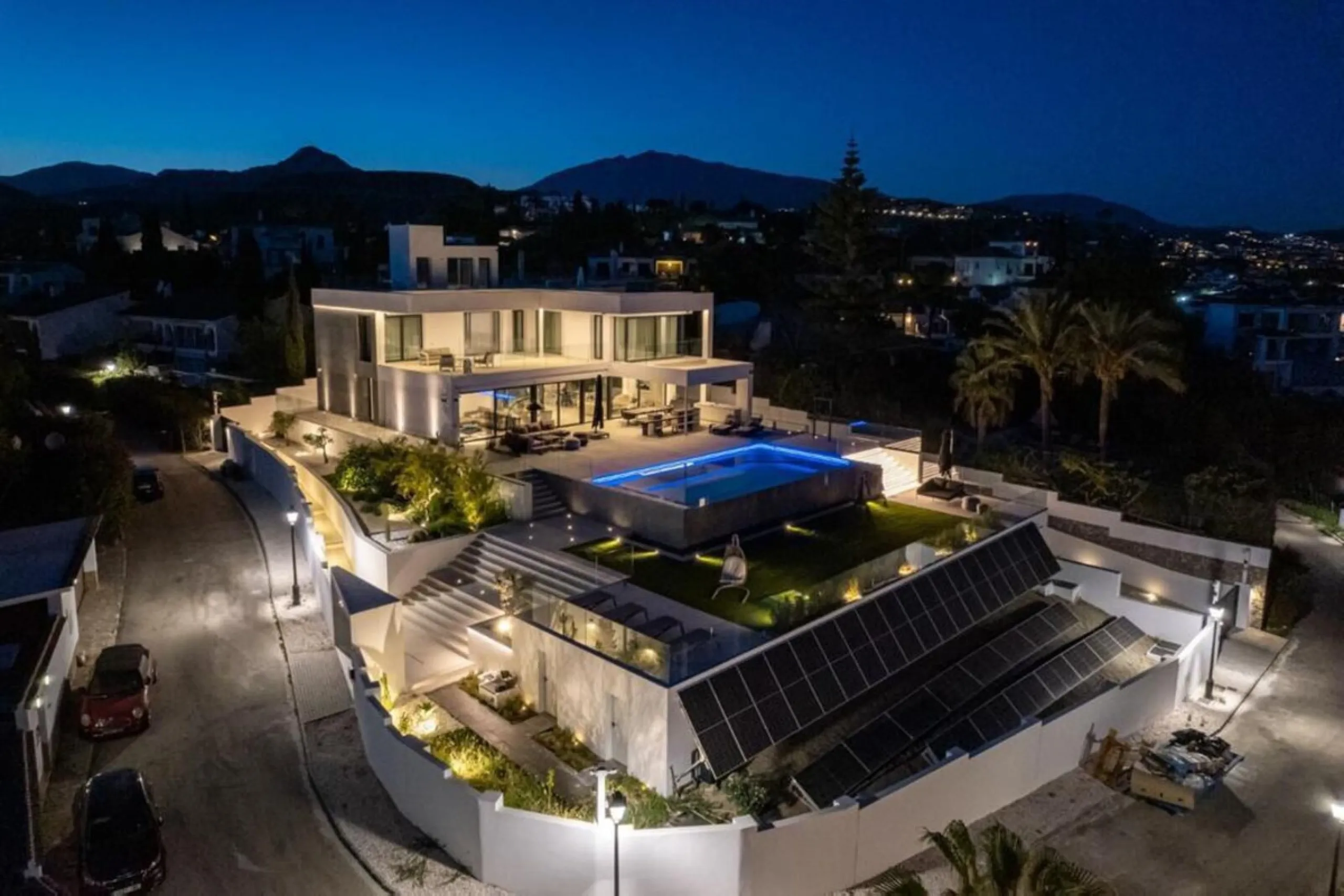**Luxurious 6-Bedroom Villa with Panoramic Sea Views in El Paraiso**