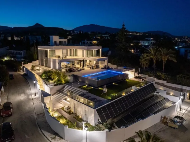 **Luxurious 6-Bedroom Villa with Panoramic Sea Views in El Paraiso**