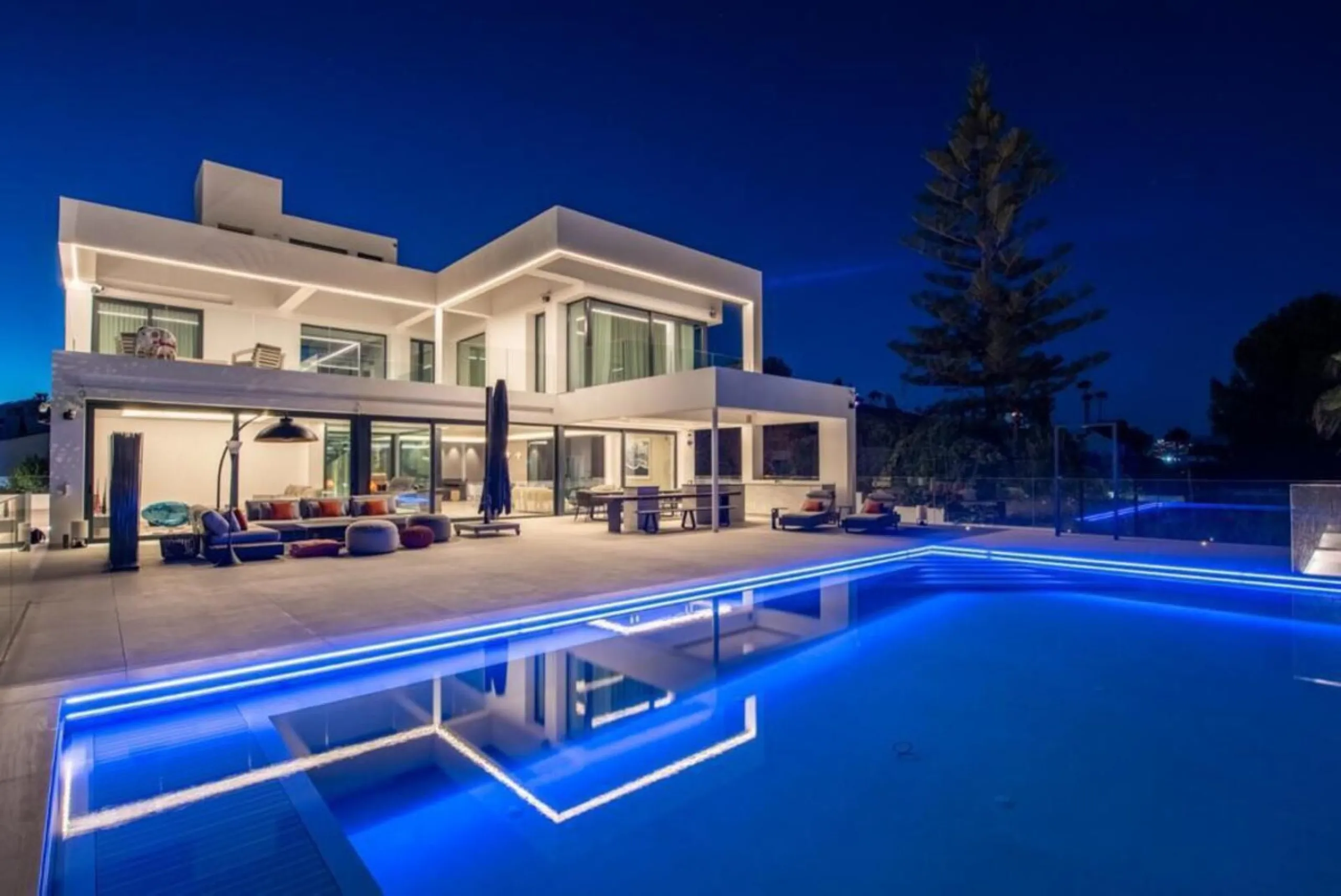 **Luxurious 6-Bedroom Villa with Panoramic Sea Views in El Paraiso**