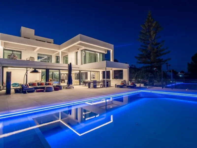 **Luxurious 6-Bedroom Villa with Panoramic Sea Views in El Paraiso**