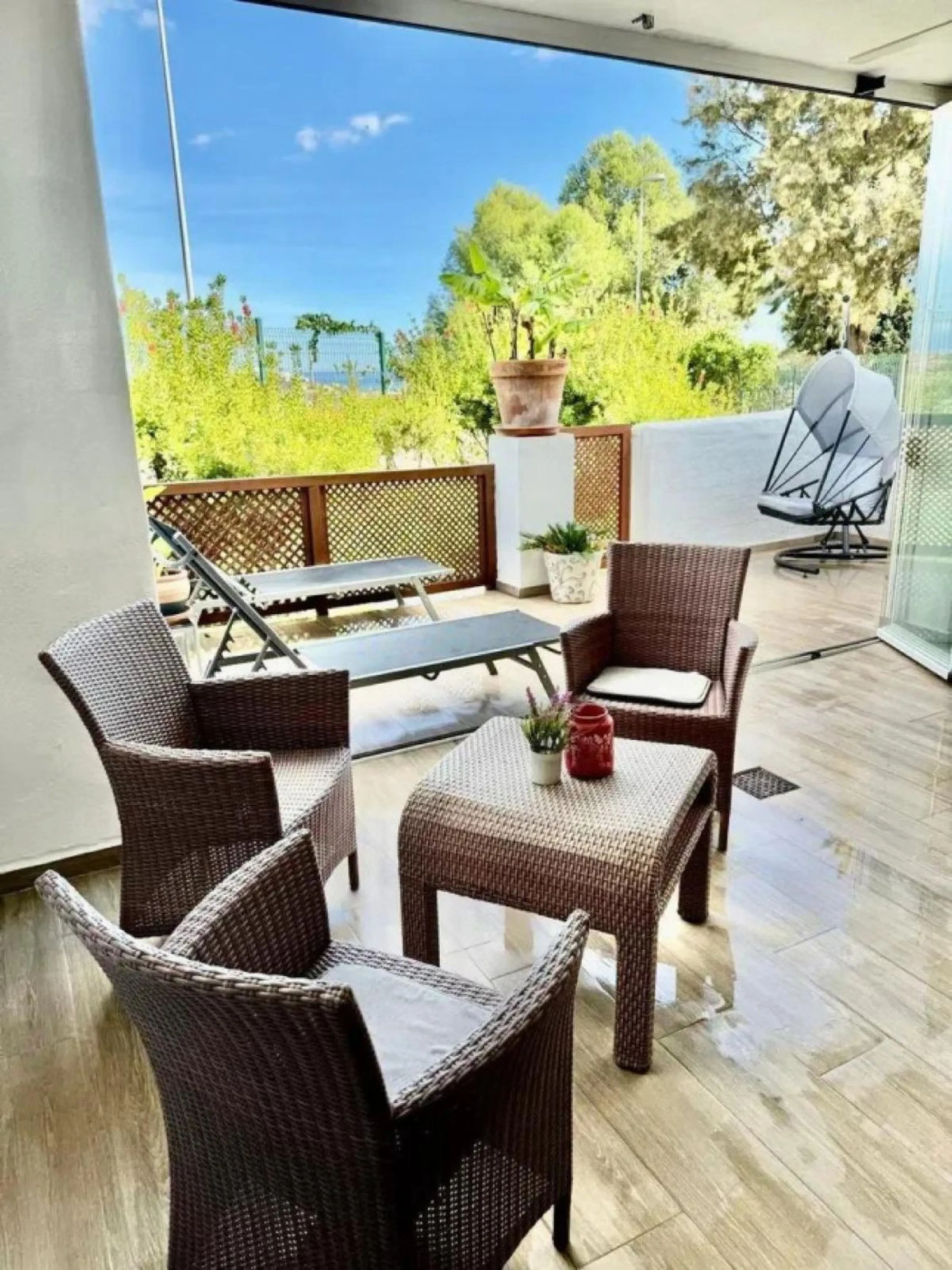 This elegant two-bedroom, two-bathroom apartment is just 5 minutes from the beautiful beaches of Bahia de Casares and offers you a lifestyle of tranquility and comfort. The apartment is located in Residencial Mirabella within the prestigious Dona Julia Go
