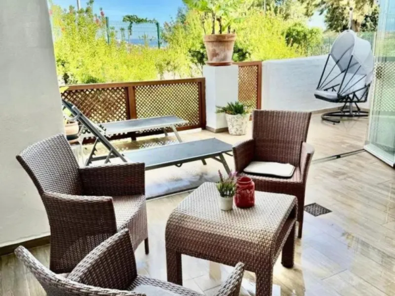 This elegant two-bedroom, two-bathroom apartment is just 5 minutes from the beautiful beaches of Bahia de Casares and offers you a lifestyle of tranquility and comfort. The apartment is located in Residencial Mirabella within the prestigious Dona Julia Go