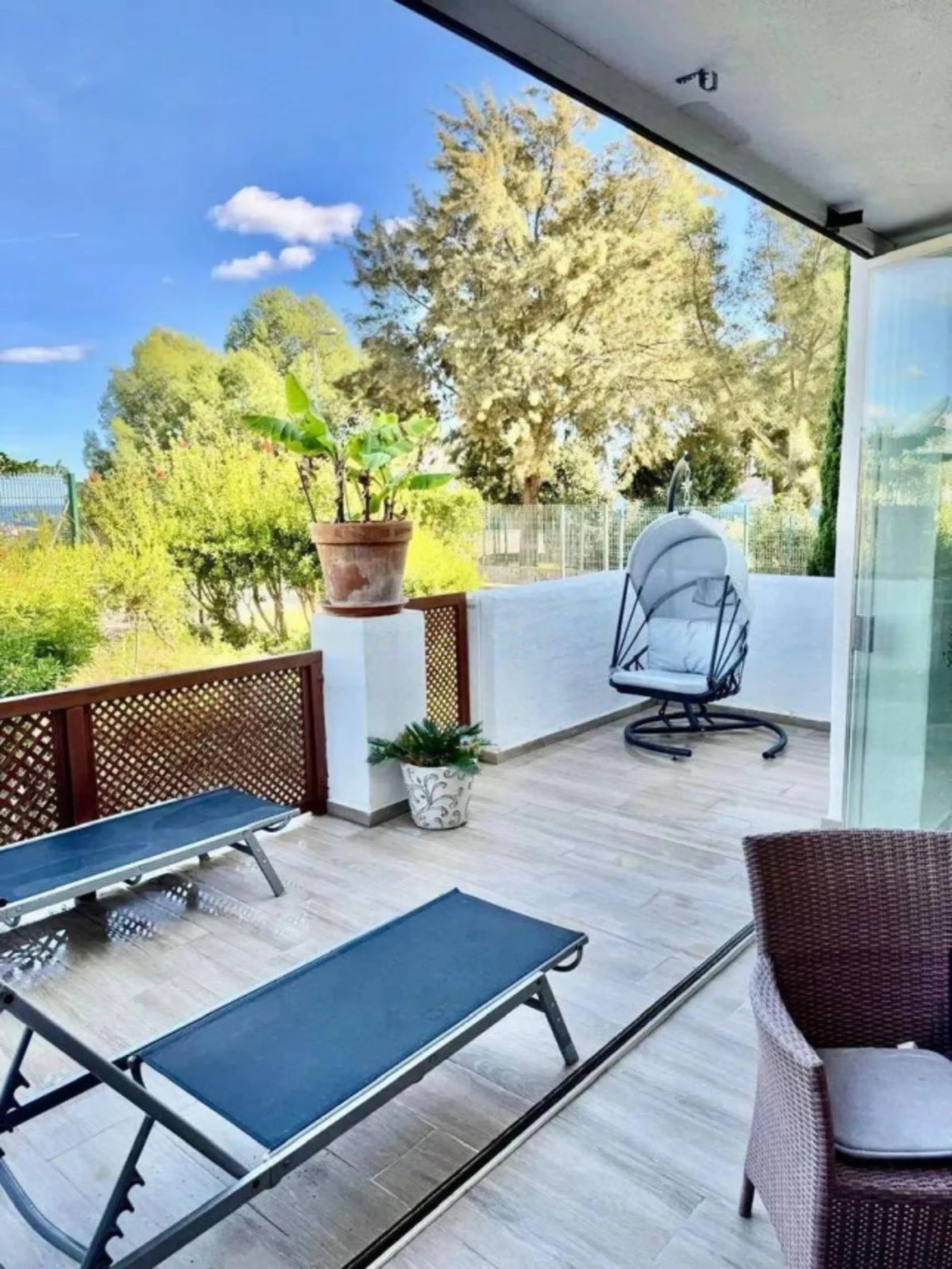 This elegant two-bedroom, two-bathroom apartment is just 5 minutes from the beautiful beaches of Bahia de Casares and offers you a lifestyle of tranquility and comfort. The apartment is located in Residencial Mirabella within the prestigious Dona Julia Go