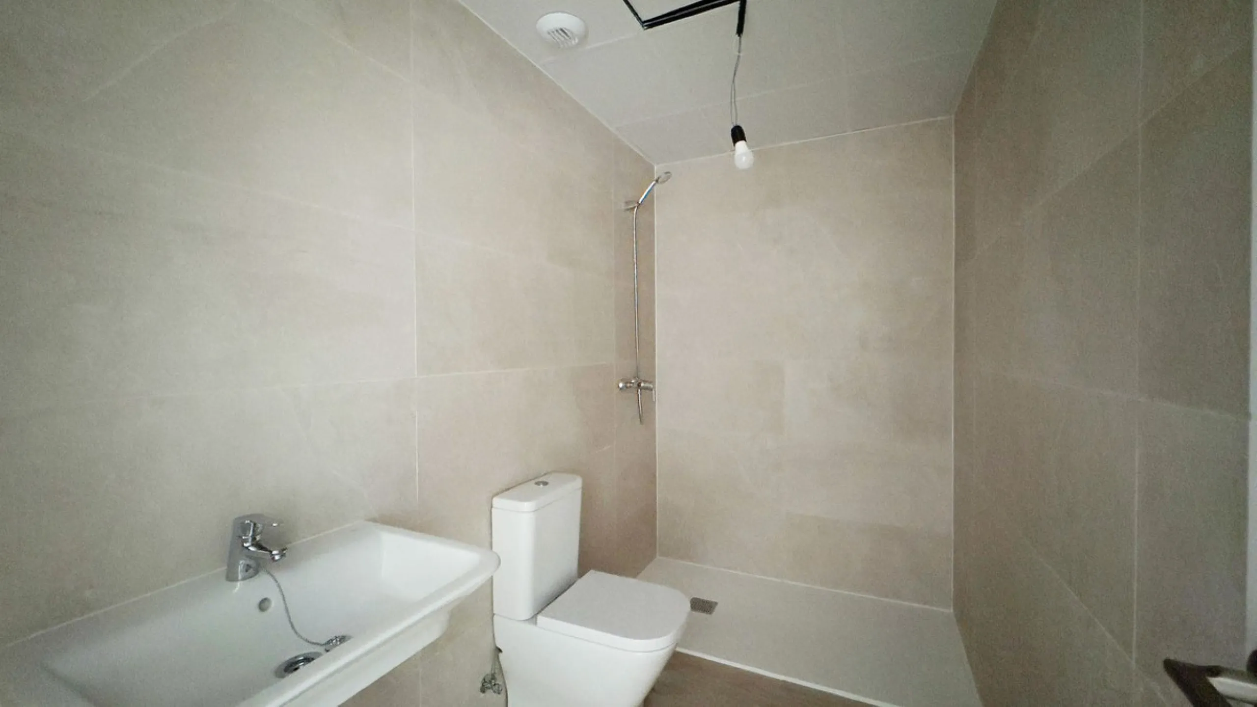 We present you this interesting newly built 3-bedroom apartment in one of the fastest growing areas