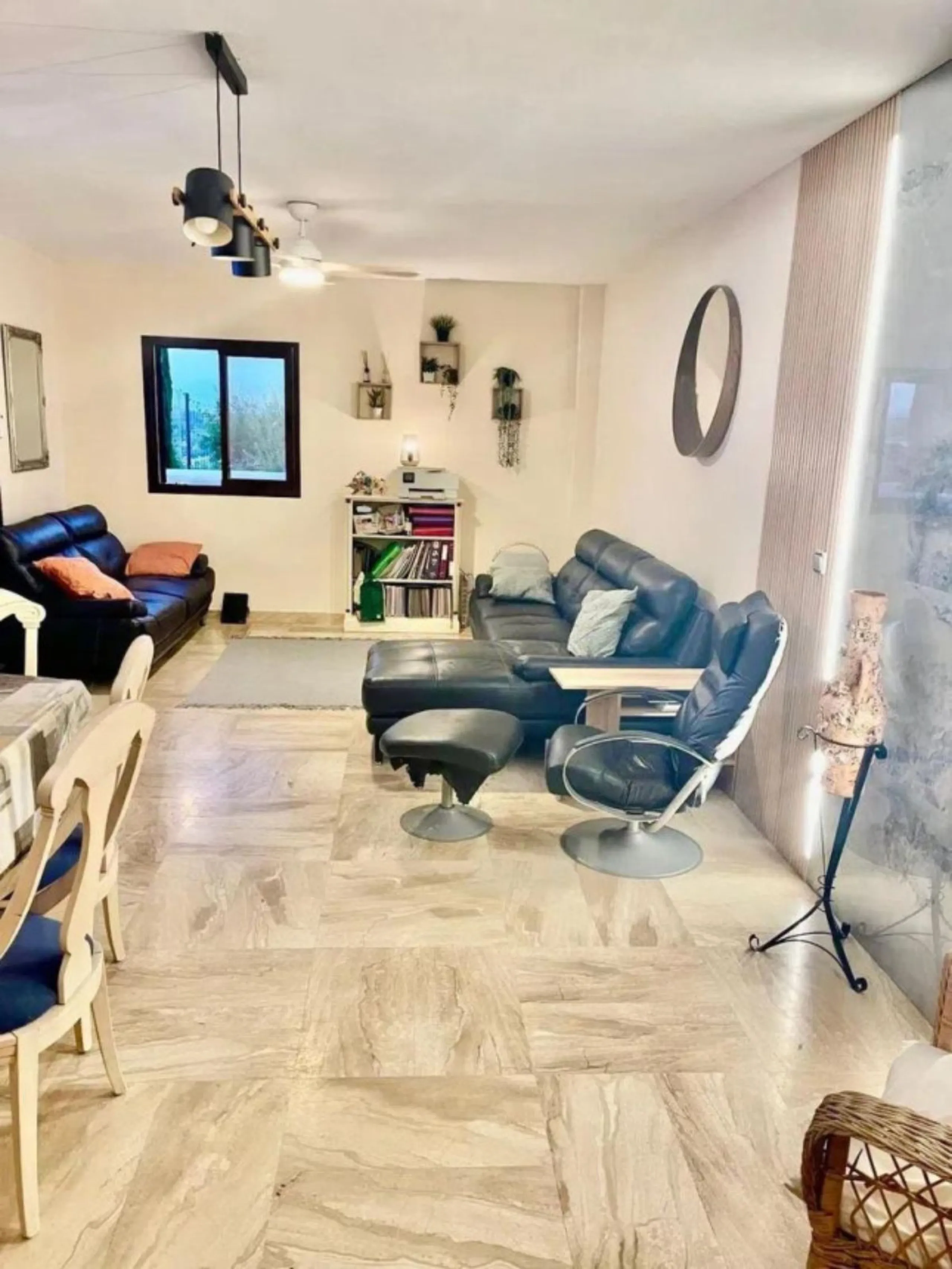 This elegant two-bedroom, two-bathroom apartment is just 5 minutes from the beautiful beaches of Bahia de Casares and offers you a lifestyle of tranquility and comfort. The apartment is located in Residencial Mirabella within the prestigious Dona Julia Go