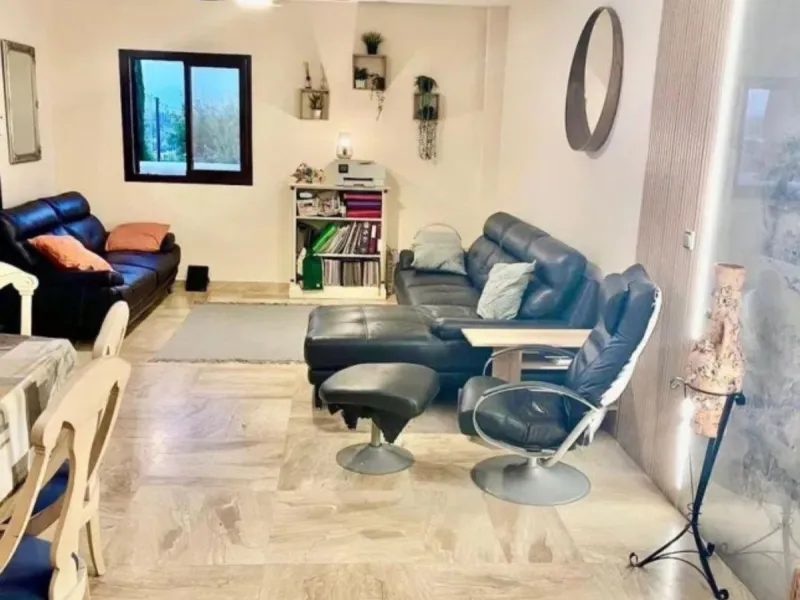 This elegant two-bedroom, two-bathroom apartment is just 5 minutes from the beautiful beaches of Bahia de Casares and offers you a lifestyle of tranquility and comfort. The apartment is located in Residencial Mirabella within the prestigious Dona Julia Go