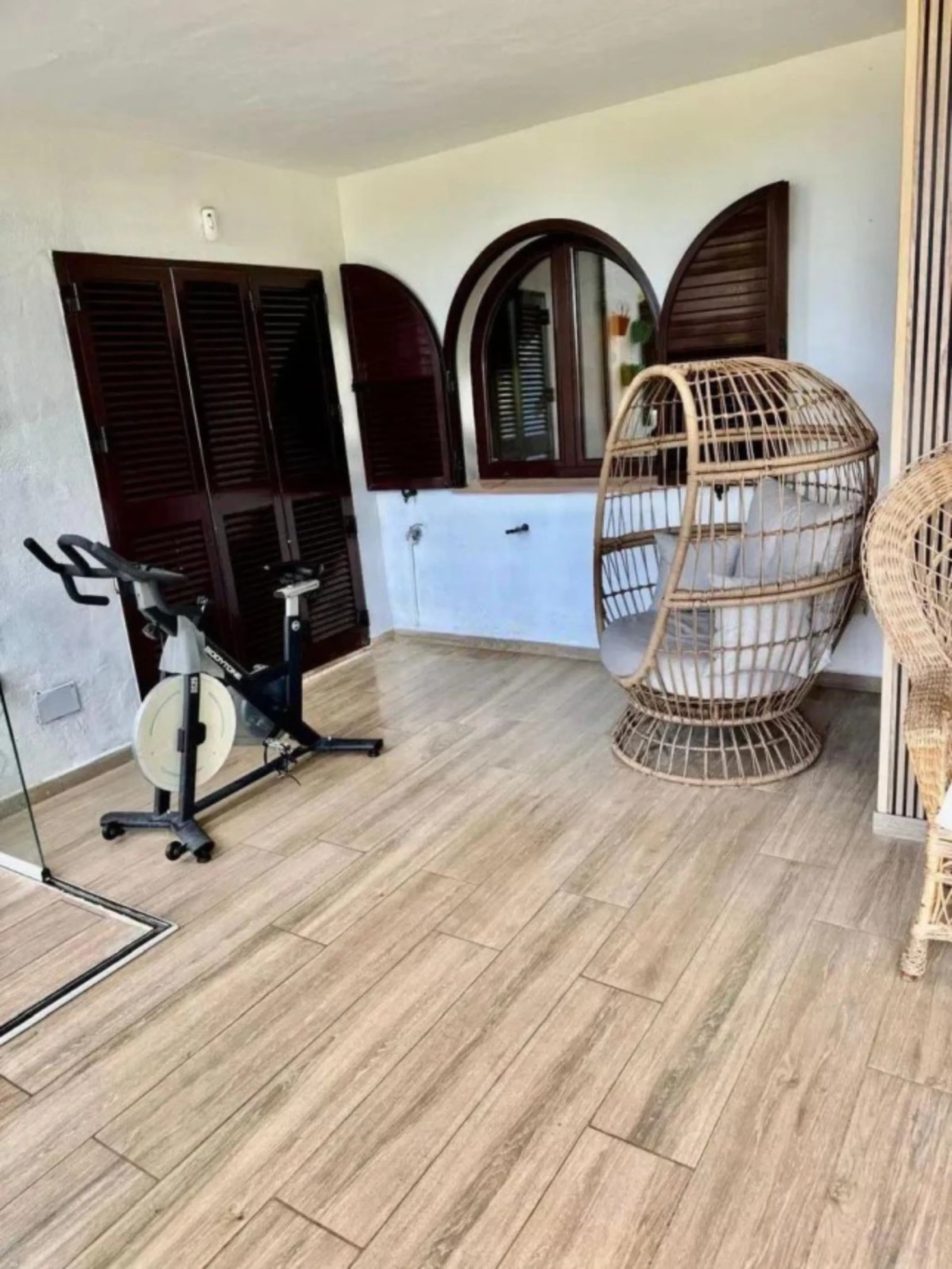 This elegant two-bedroom, two-bathroom apartment is just 5 minutes from the beautiful beaches of Bahia de Casares and offers you a lifestyle of tranquility and comfort. The apartment is located in Residencial Mirabella within the prestigious Dona Julia Go