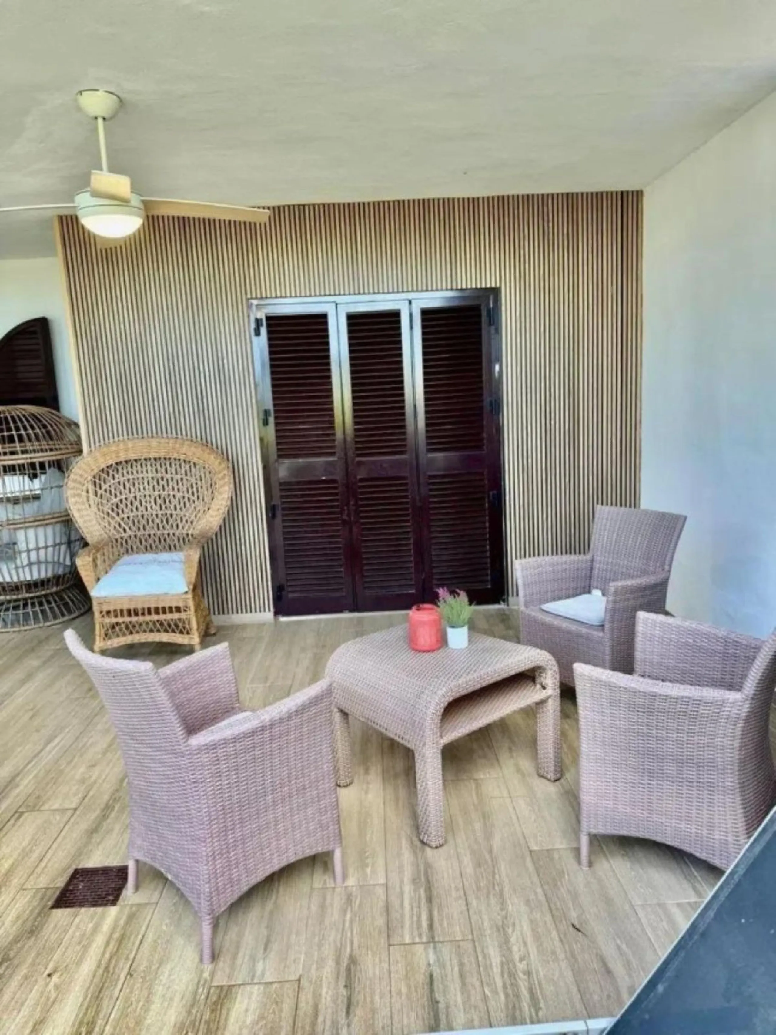 This elegant two-bedroom, two-bathroom apartment is just 5 minutes from the beautiful beaches of Bahia de Casares and offers you a lifestyle of tranquility and comfort. The apartment is located in Residencial Mirabella within the prestigious Dona Julia Go