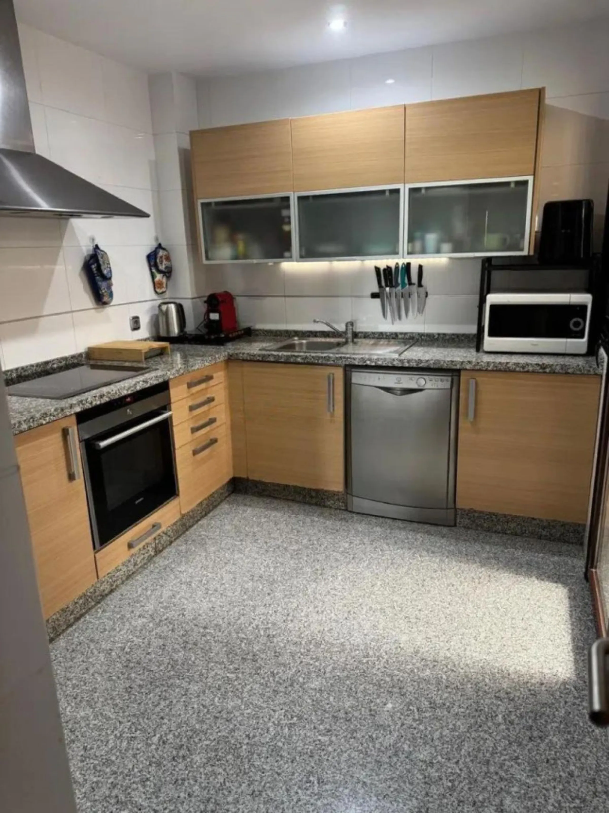 This elegant two-bedroom, two-bathroom apartment is just 5 minutes from the beautiful beaches of Bahia de Casares and offers you a lifestyle of tranquility and comfort. The apartment is located in Residencial Mirabella within the prestigious Dona Julia Go