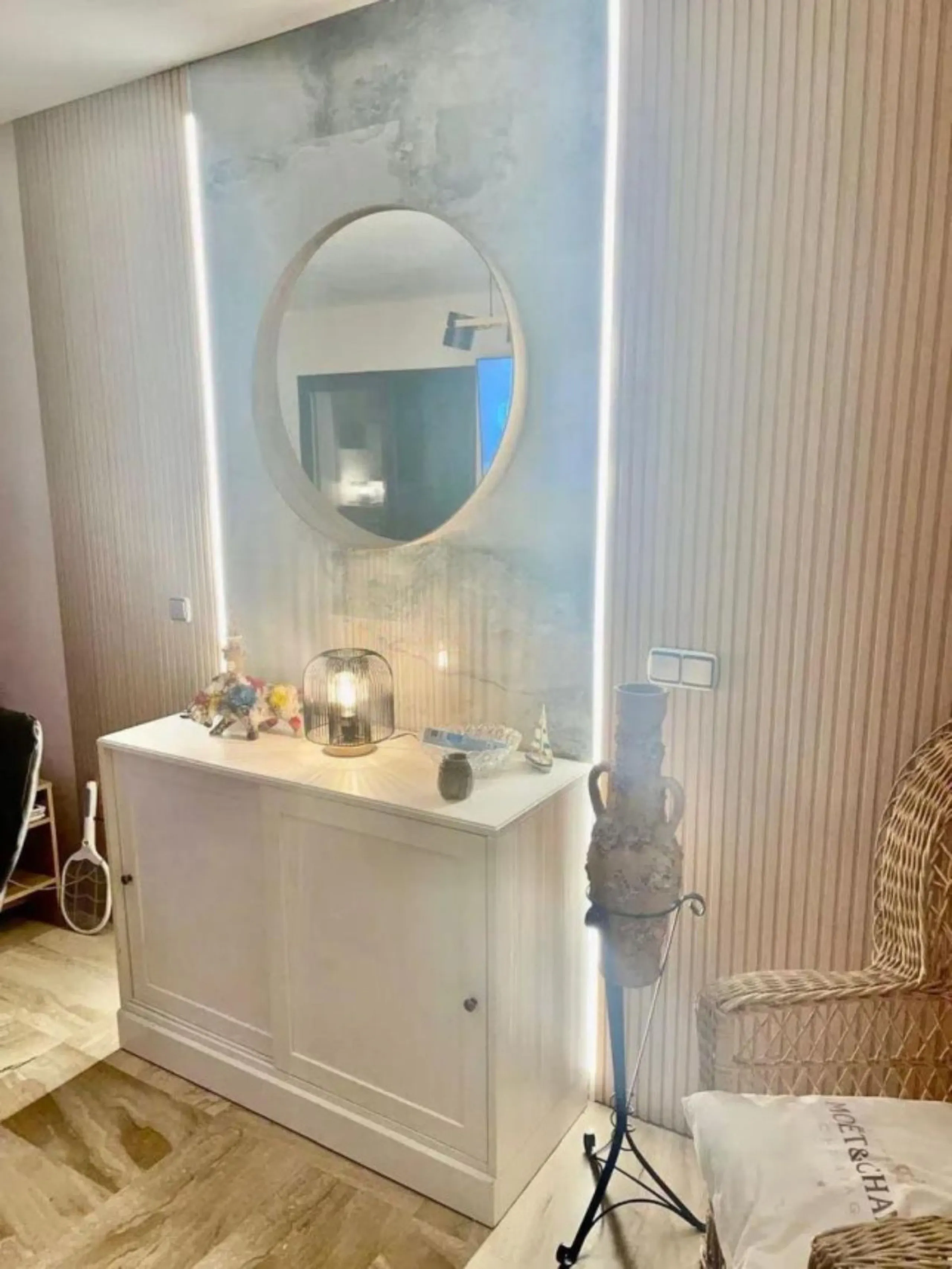 This elegant two-bedroom, two-bathroom apartment is just 5 minutes from the beautiful beaches of Bahia de Casares and offers you a lifestyle of tranquility and comfort. The apartment is located in Residencial Mirabella within the prestigious Dona Julia Go