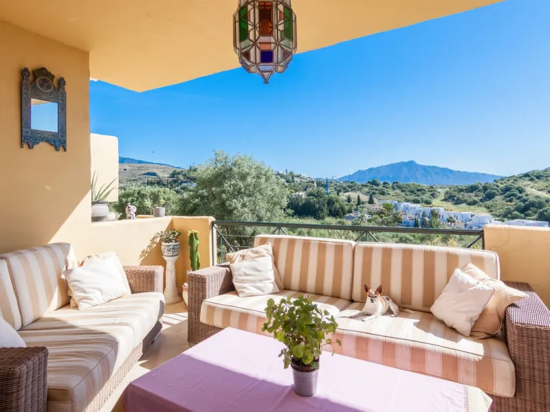 Welcome to this delightful apartment located in the serene urbanization of Bel-Air, Estepona. Offering breathtaking sea and mountain views, this cozy residence is the perfect retreat for those seeking tranquility and comfort.