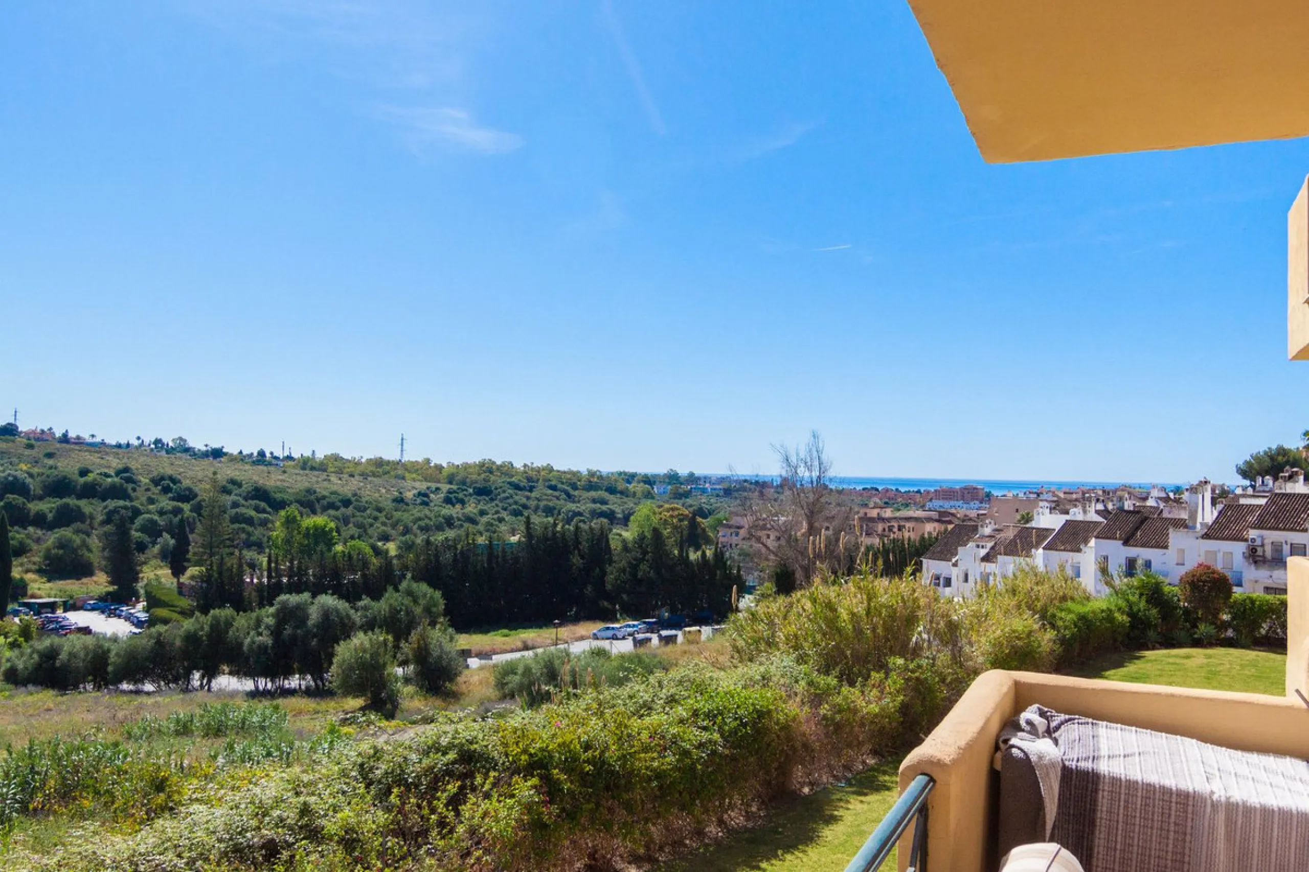 Welcome to this delightful apartment located in the serene urbanization of Bel-Air, Estepona. Offering breathtaking sea and mountain views, this cozy residence is the perfect retreat for those seeking tranquility and comfort.