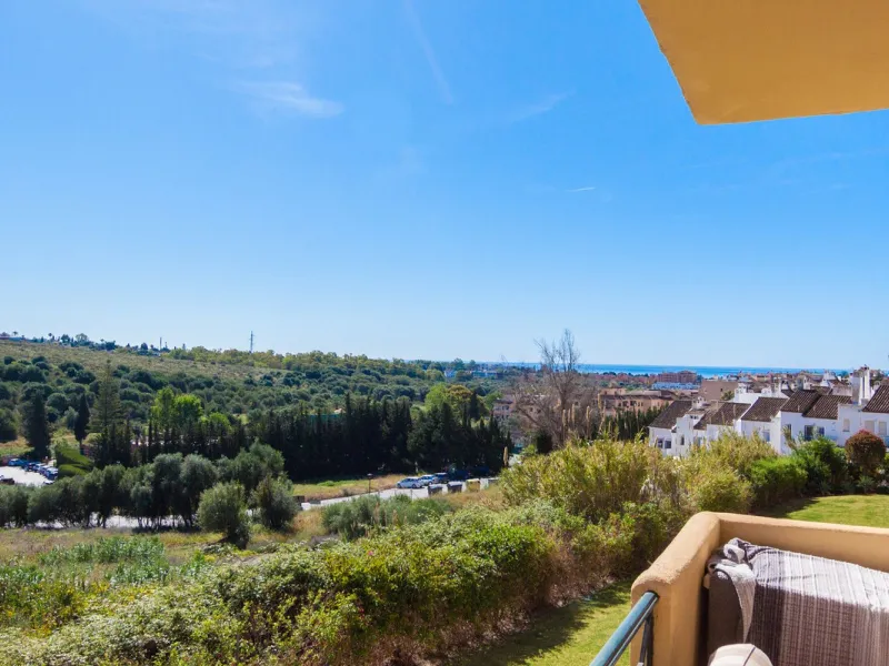 Welcome to this delightful apartment located in the serene urbanization of Bel-Air, Estepona. Offering breathtaking sea and mountain views, this cozy residence is the perfect retreat for those seeking tranquility and comfort.