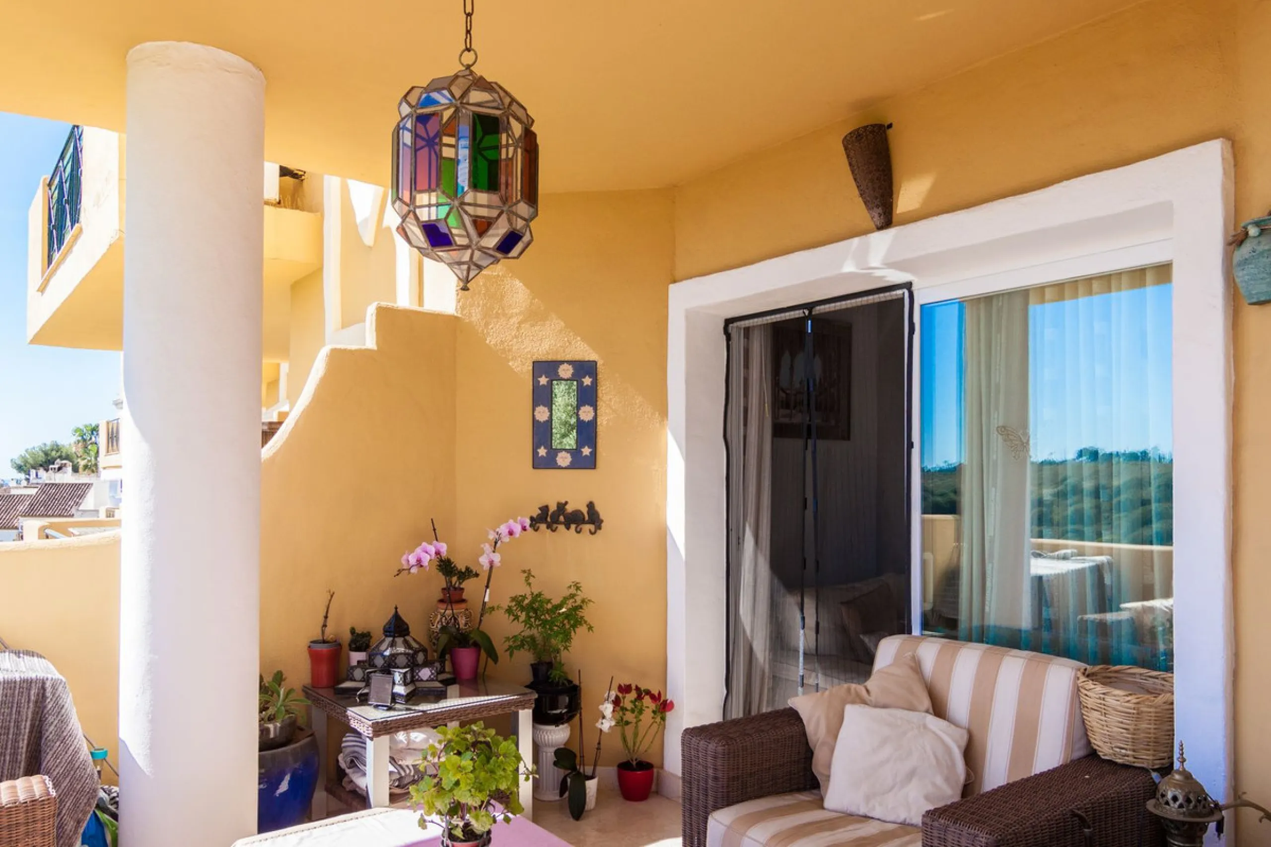Welcome to this delightful apartment located in the serene urbanization of Bel-Air, Estepona. Offering breathtaking sea and mountain views, this cozy residence is the perfect retreat for those seeking tranquility and comfort.