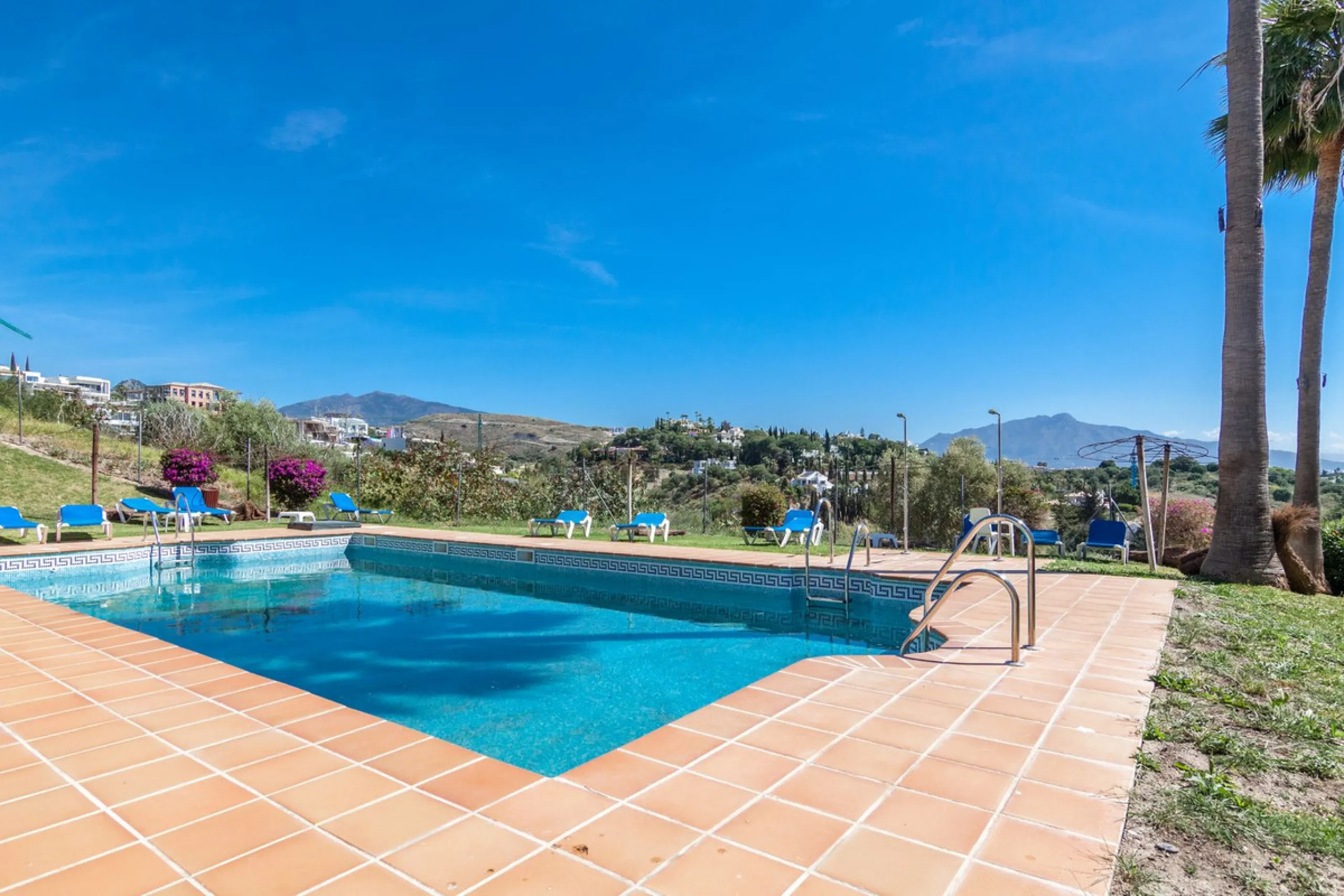 Welcome to this delightful apartment located in the serene urbanization of Bel-Air, Estepona. Offering breathtaking sea and mountain views, this cozy residence is the perfect retreat for those seeking tranquility and comfort.