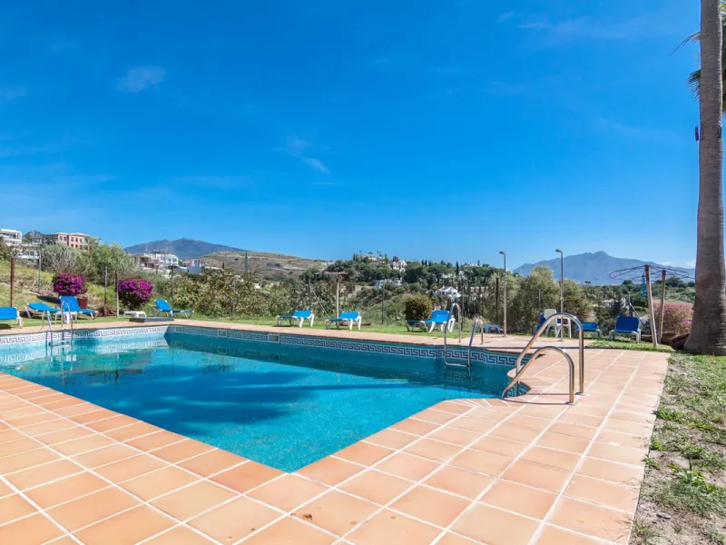 Welcome to this delightful apartment located in the serene urbanization of Bel-Air, Estepona. Offering breathtaking sea and mountain views, this cozy residence is the perfect retreat for those seeking tranquility and comfort.