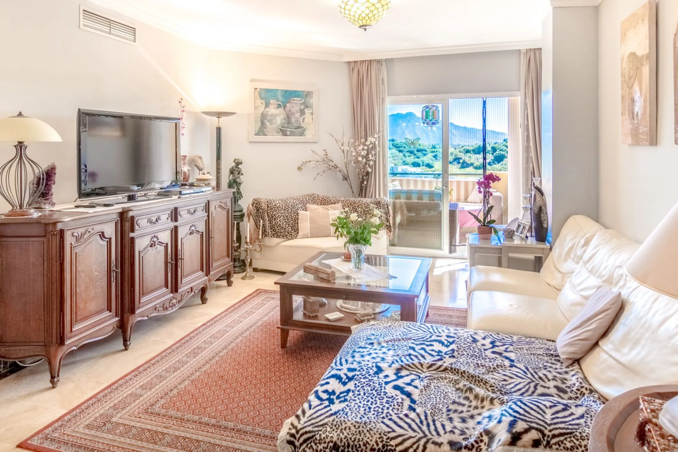Welcome to this delightful apartment located in the serene urbanization of Bel-Air, Estepona. Offering breathtaking sea and mountain views, this cozy residence is the perfect retreat for those seeking tranquility and comfort.