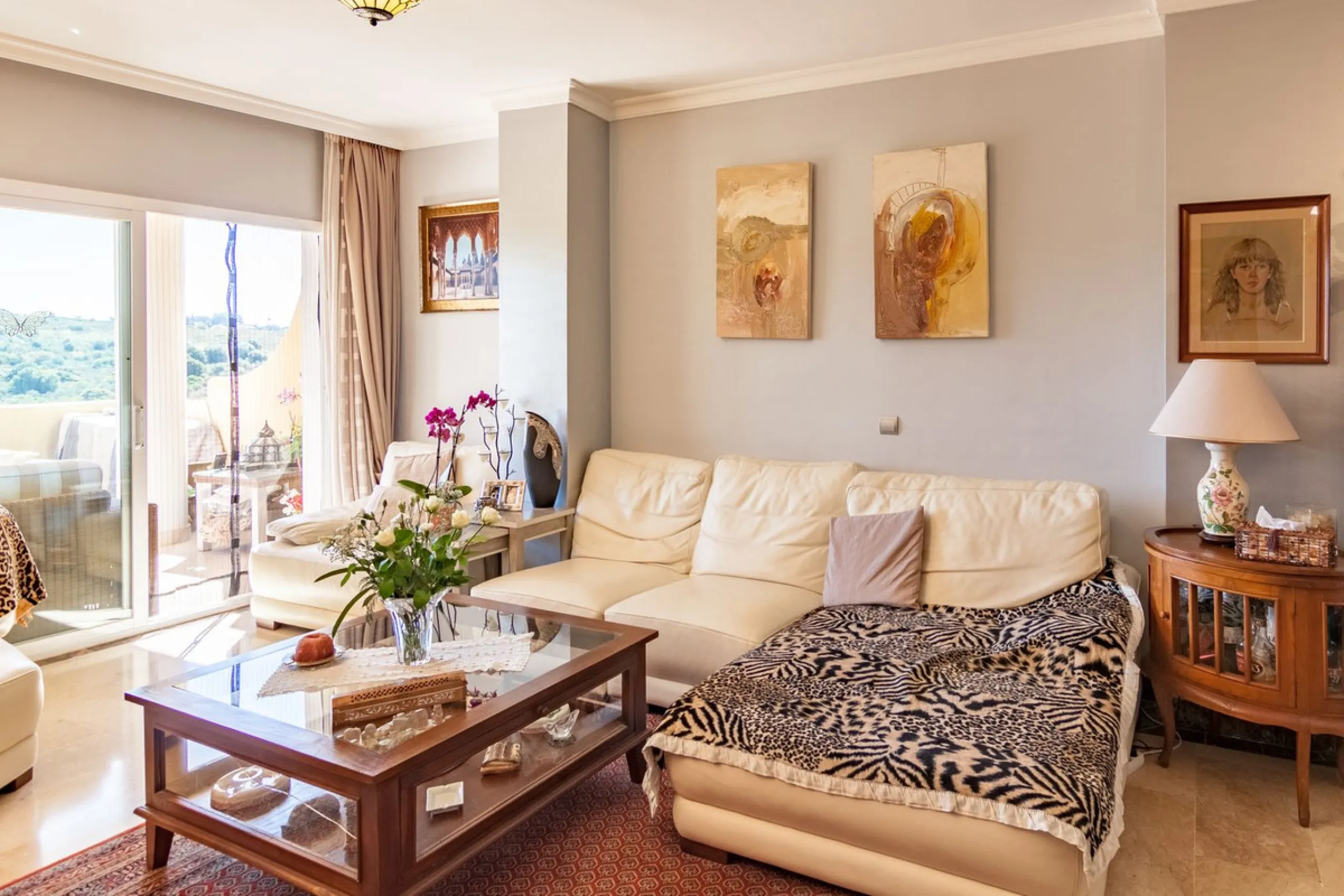 Welcome to this delightful apartment located in the serene urbanization of Bel-Air, Estepona. Offering breathtaking sea and mountain views, this cozy residence is the perfect retreat for those seeking tranquility and comfort.