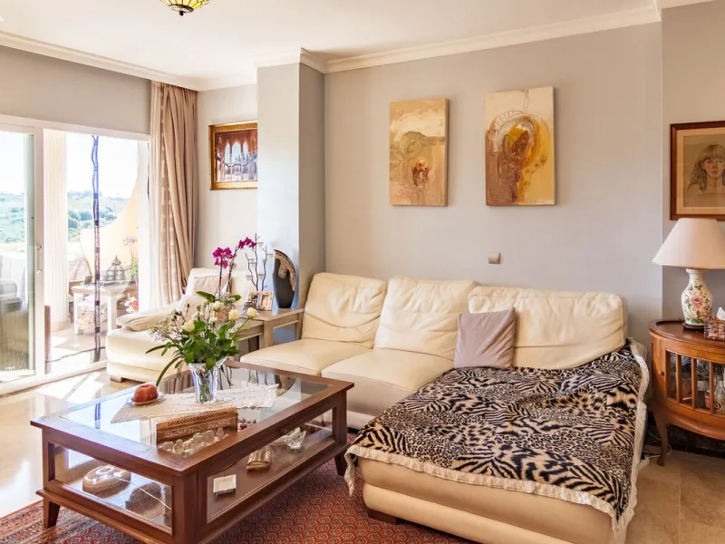 Welcome to this delightful apartment located in the serene urbanization of Bel-Air, Estepona. Offering breathtaking sea and mountain views, this cozy residence is the perfect retreat for those seeking tranquility and comfort.