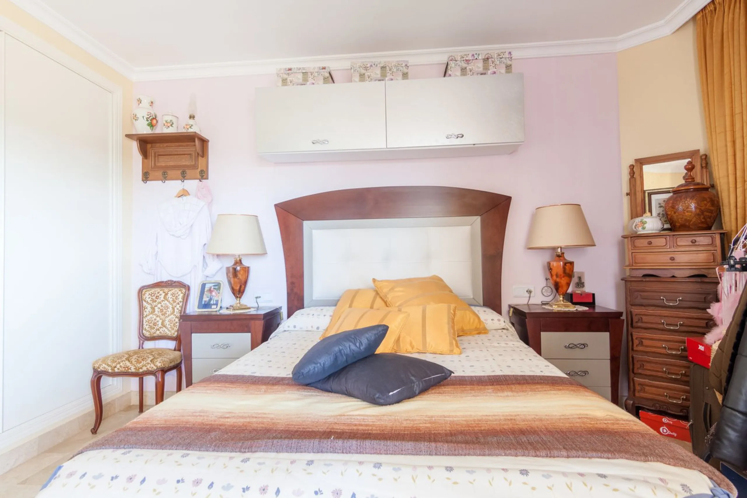 Welcome to this delightful apartment located in the serene urbanization of Bel-Air, Estepona. Offering breathtaking sea and mountain views, this cozy residence is the perfect retreat for those seeking tranquility and comfort.