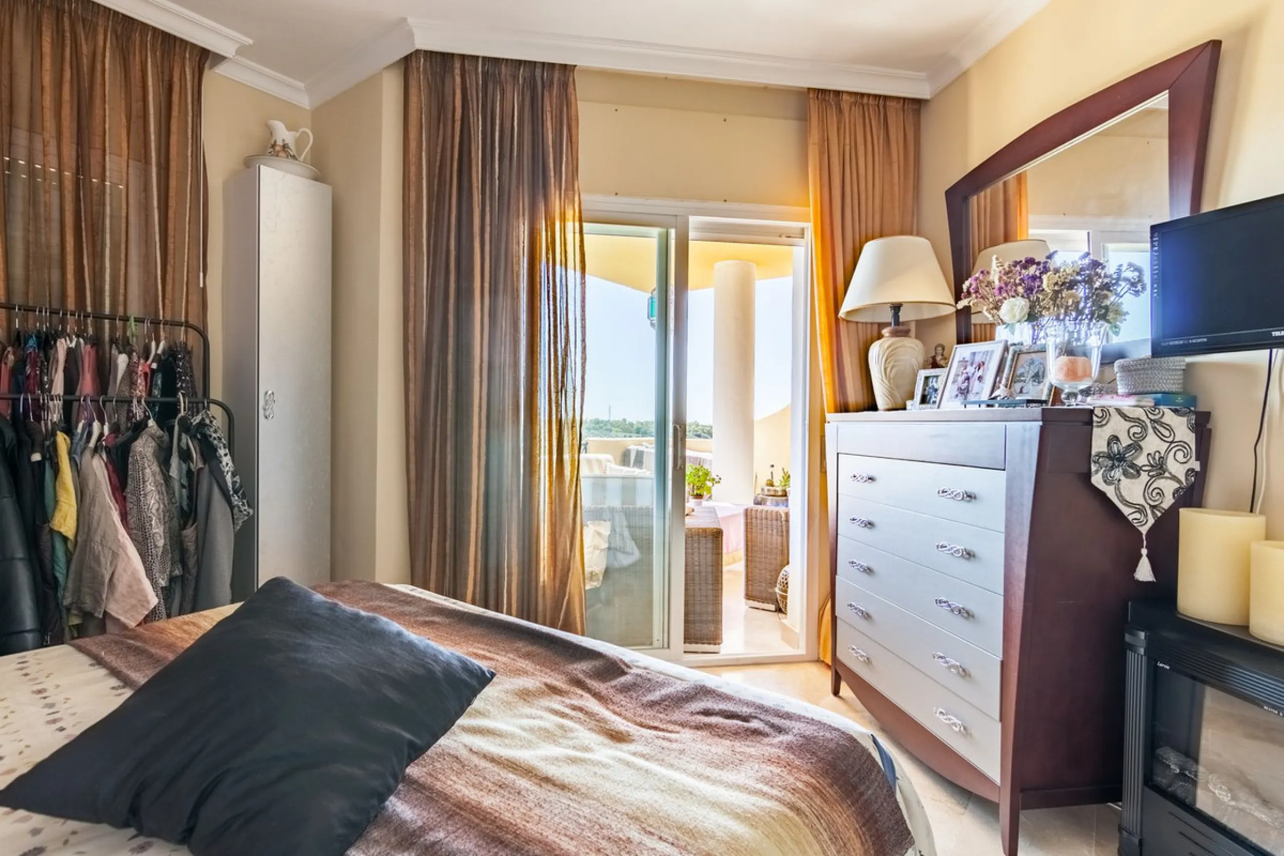 Welcome to this delightful apartment located in the serene urbanization of Bel-Air, Estepona. Offering breathtaking sea and mountain views, this cozy residence is the perfect retreat for those seeking tranquility and comfort.