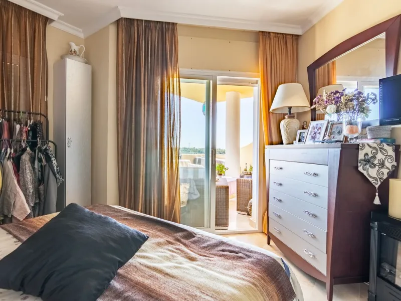 Welcome to this delightful apartment located in the serene urbanization of Bel-Air, Estepona. Offering breathtaking sea and mountain views, this cozy residence is the perfect retreat for those seeking tranquility and comfort.
