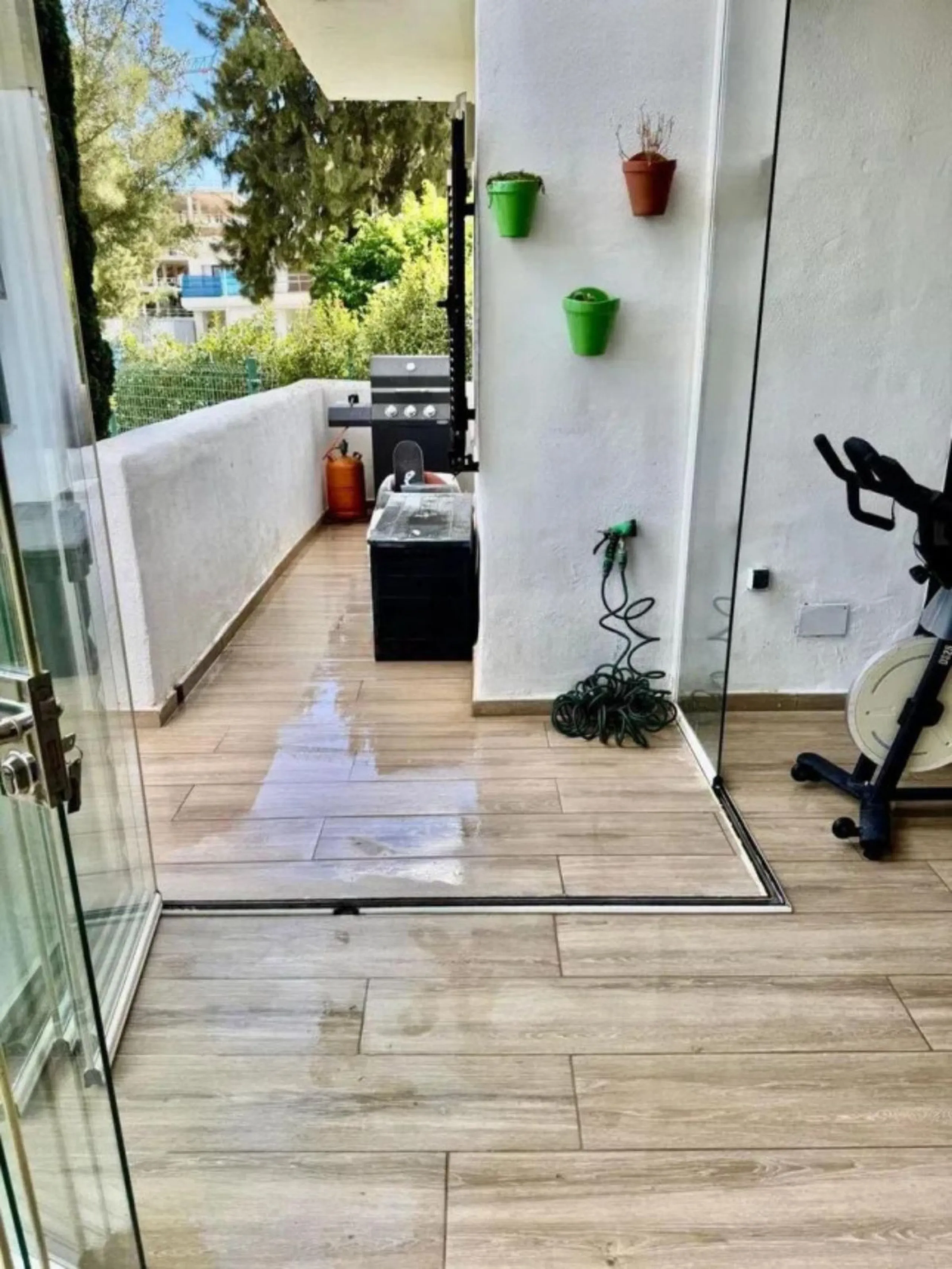 This elegant two-bedroom, two-bathroom apartment is just 5 minutes from the beautiful beaches of Bahia de Casares and offers you a lifestyle of tranquility and comfort. The apartment is located in Residencial Mirabella within the prestigious Dona Julia Go