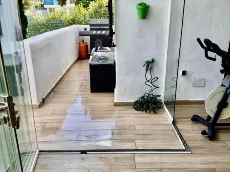 This elegant two-bedroom, two-bathroom apartment is just 5 minutes from the beautiful beaches of Bahia de Casares and offers you a lifestyle of tranquility and comfort. The apartment is located in Residencial Mirabella within the prestigious Dona Julia Go