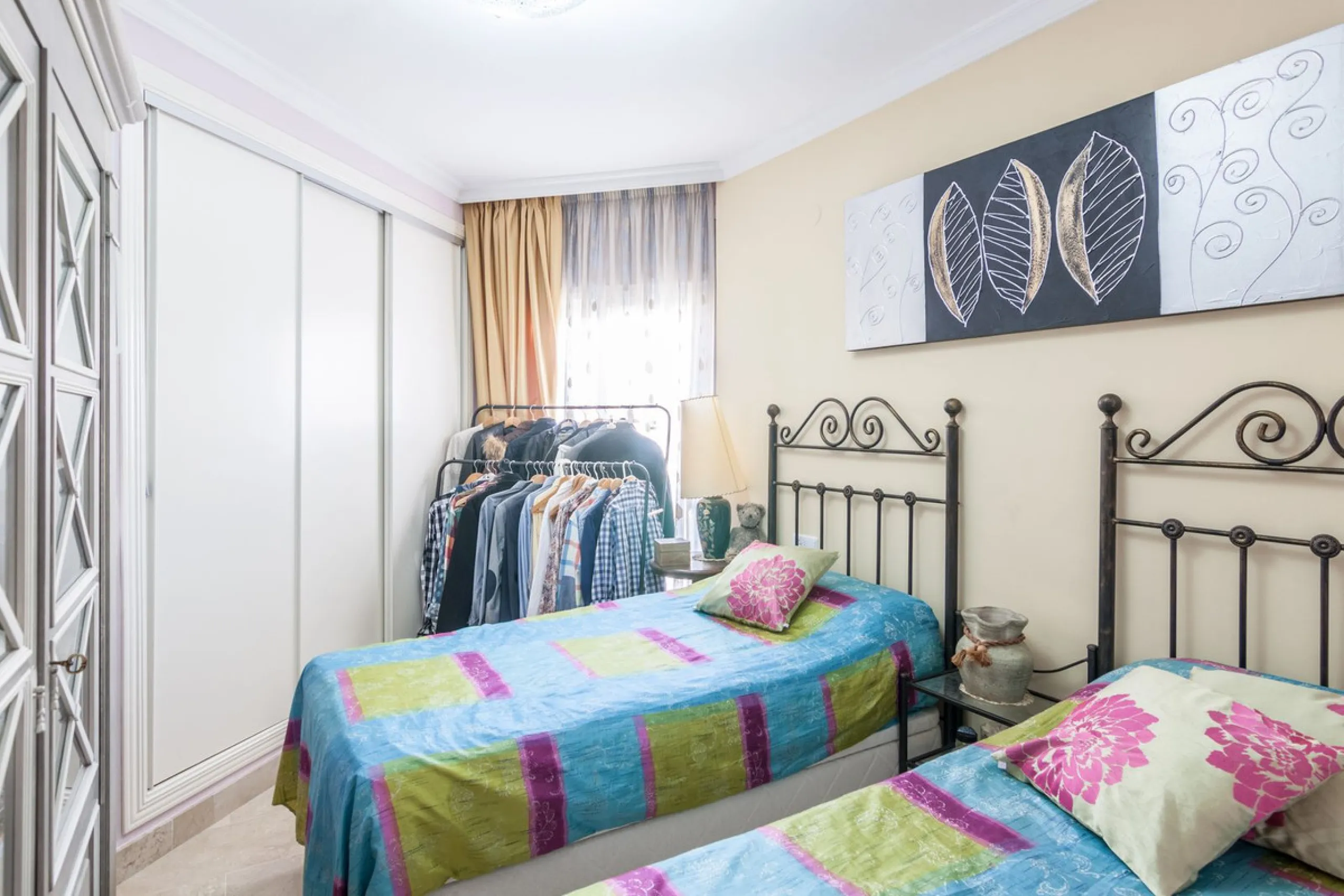 Welcome to this delightful apartment located in the serene urbanization of Bel-Air, Estepona. Offering breathtaking sea and mountain views, this cozy residence is the perfect retreat for those seeking tranquility and comfort.