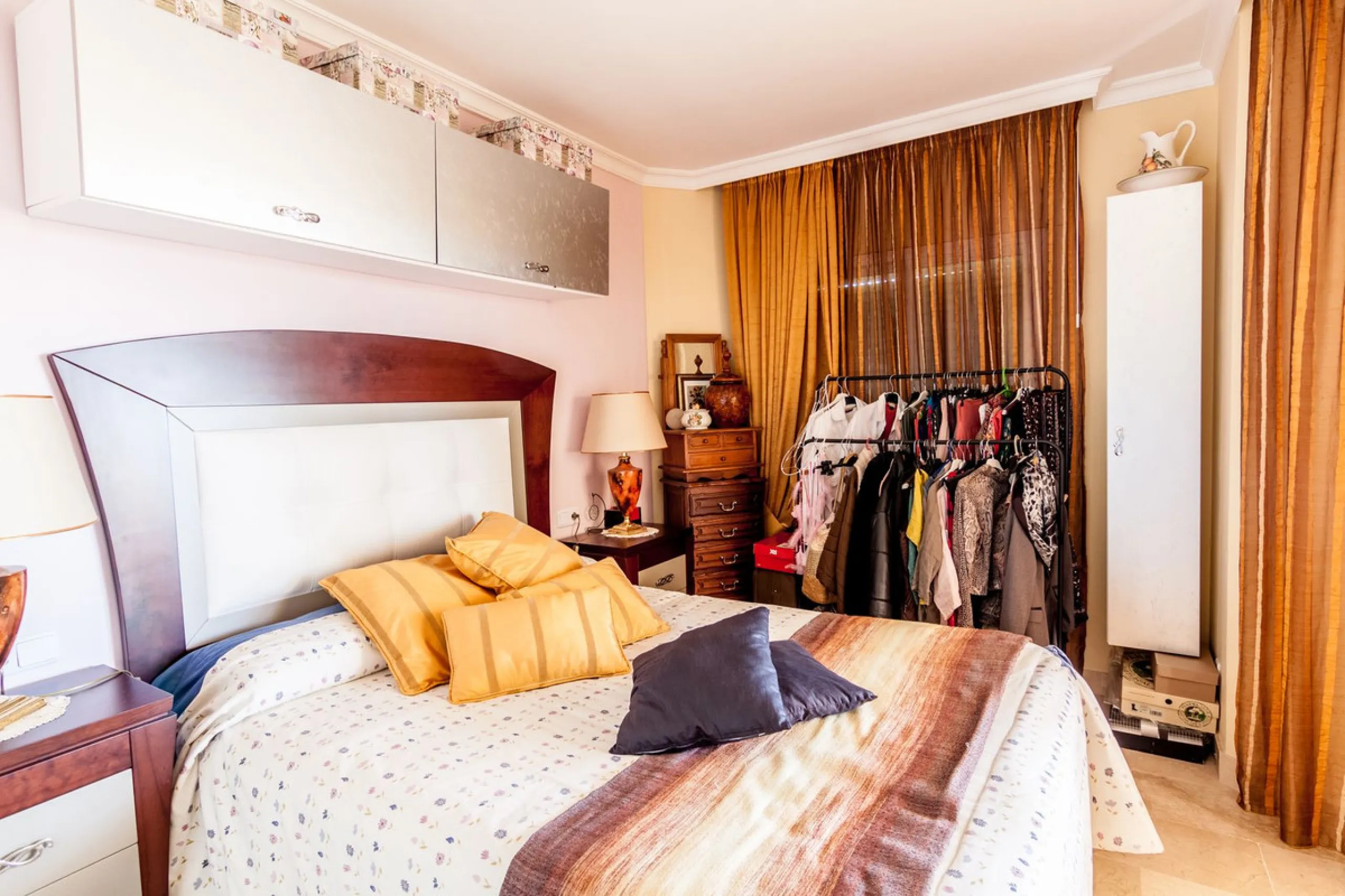Welcome to this delightful apartment located in the serene urbanization of Bel-Air, Estepona. Offering breathtaking sea and mountain views, this cozy residence is the perfect retreat for those seeking tranquility and comfort.