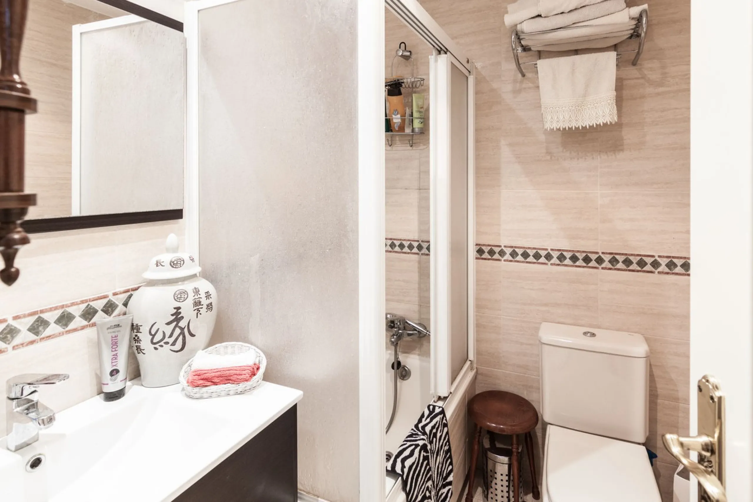 Welcome to this delightful apartment located in the serene urbanization of Bel-Air, Estepona. Offering breathtaking sea and mountain views, this cozy residence is the perfect retreat for those seeking tranquility and comfort.