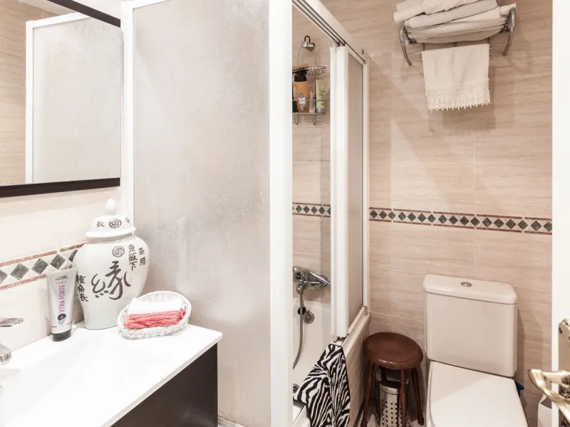 Welcome to this delightful apartment located in the serene urbanization of Bel-Air, Estepona. Offering breathtaking sea and mountain views, this cozy residence is the perfect retreat for those seeking tranquility and comfort.