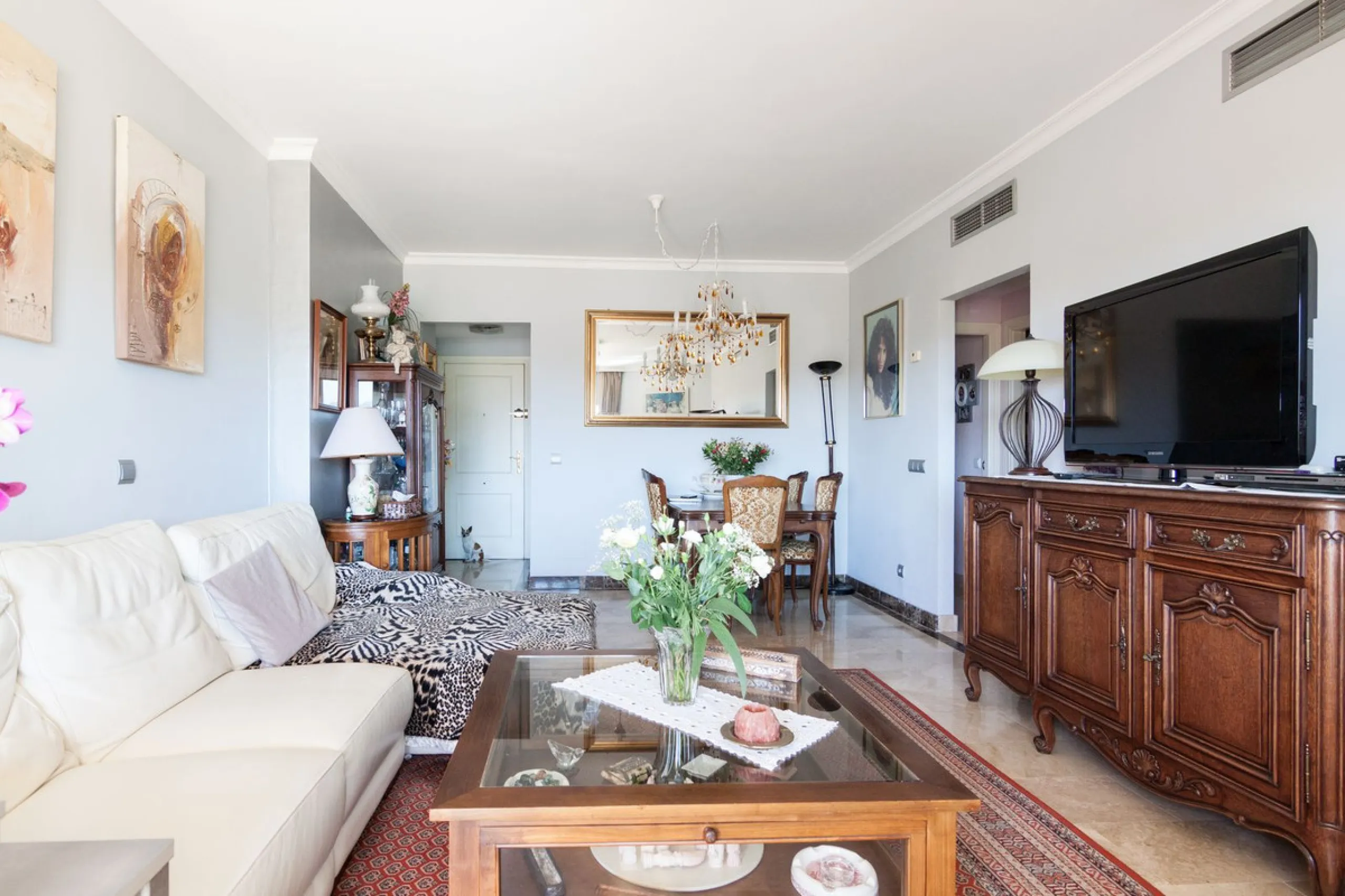 Welcome to this delightful apartment located in the serene urbanization of Bel-Air, Estepona. Offering breathtaking sea and mountain views, this cozy residence is the perfect retreat for those seeking tranquility and comfort.