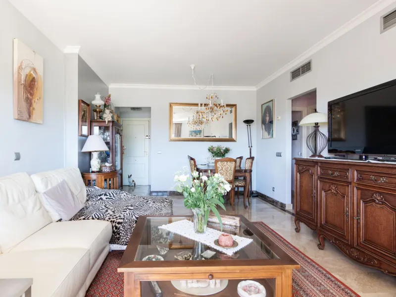 Welcome to this delightful apartment located in the serene urbanization of Bel-Air, Estepona. Offering breathtaking sea and mountain views, this cozy residence is the perfect retreat for those seeking tranquility and comfort.
