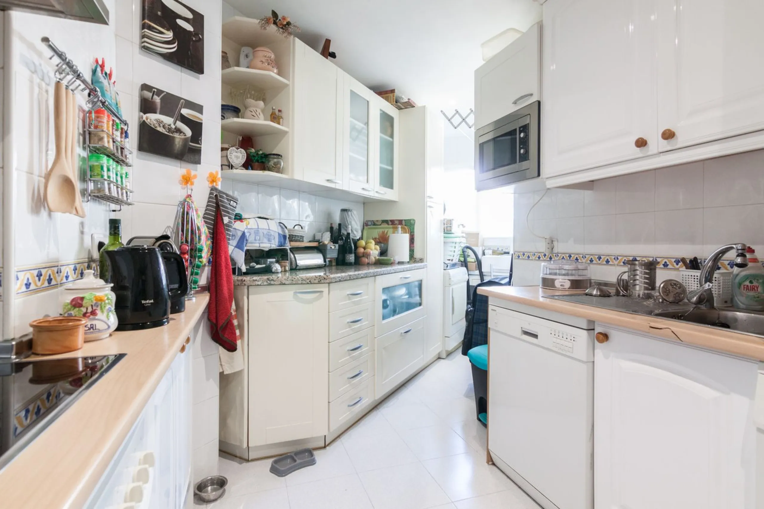 Welcome to this delightful apartment located in the serene urbanization of Bel-Air, Estepona. Offering breathtaking sea and mountain views, this cozy residence is the perfect retreat for those seeking tranquility and comfort.