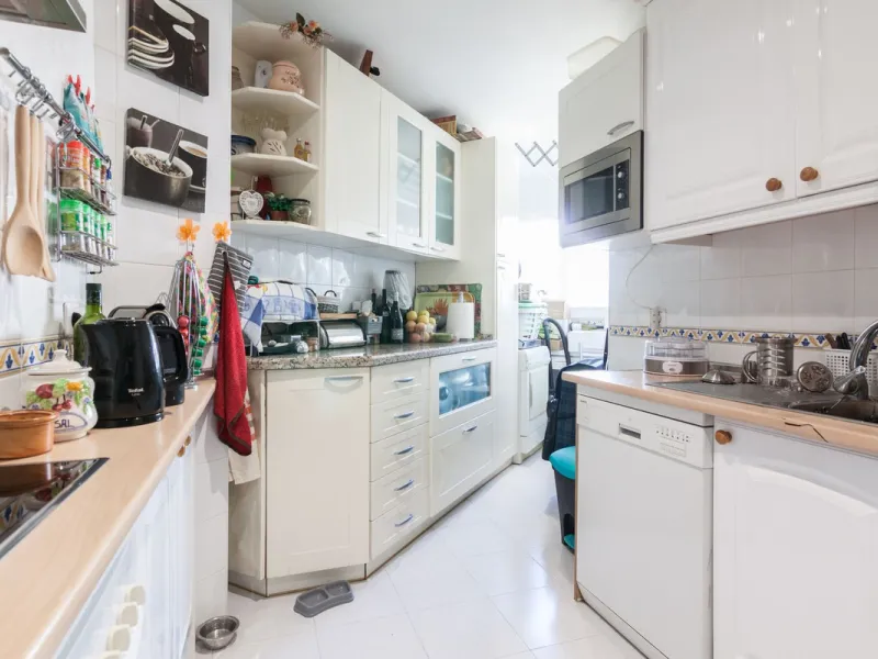 Welcome to this delightful apartment located in the serene urbanization of Bel-Air, Estepona. Offering breathtaking sea and mountain views, this cozy residence is the perfect retreat for those seeking tranquility and comfort.