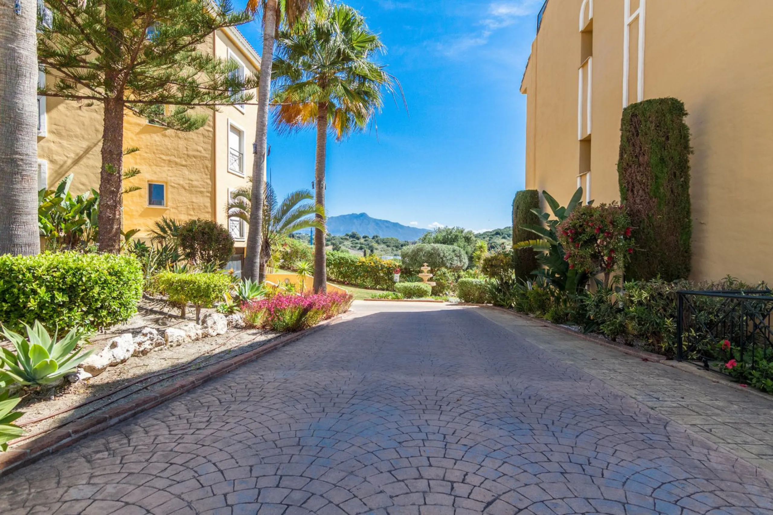 Welcome to this delightful apartment located in the serene urbanization of Bel-Air, Estepona. Offering breathtaking sea and mountain views, this cozy residence is the perfect retreat for those seeking tranquility and comfort.