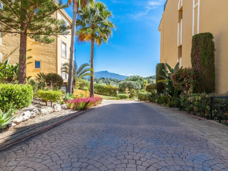 Welcome to this delightful apartment located in the serene urbanization of Bel-Air, Estepona. Offering breathtaking sea and mountain views, this cozy residence is the perfect retreat for those seeking tranquility and comfort.