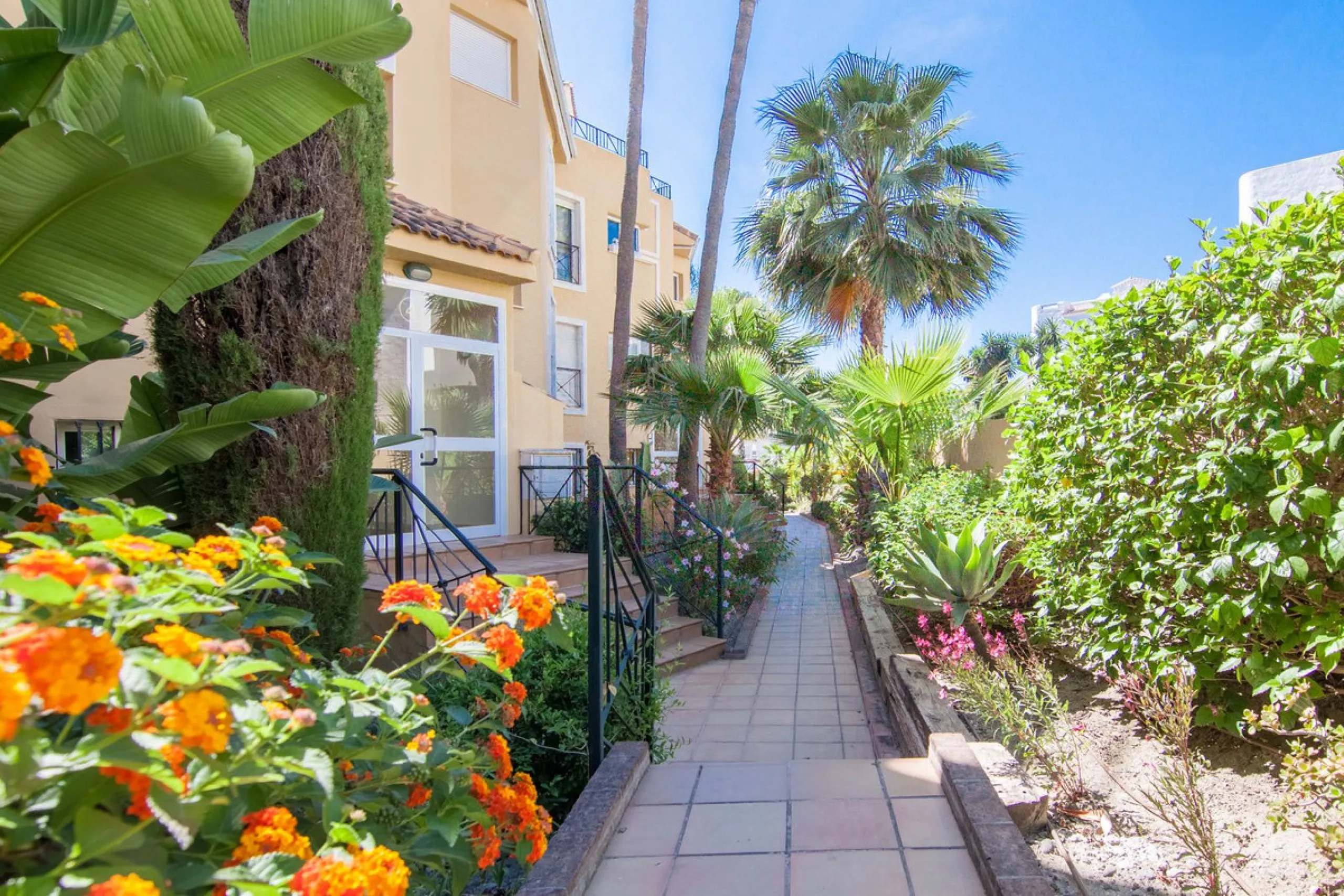 Welcome to this delightful apartment located in the serene urbanization of Bel-Air, Estepona. Offering breathtaking sea and mountain views, this cozy residence is the perfect retreat for those seeking tranquility and comfort.